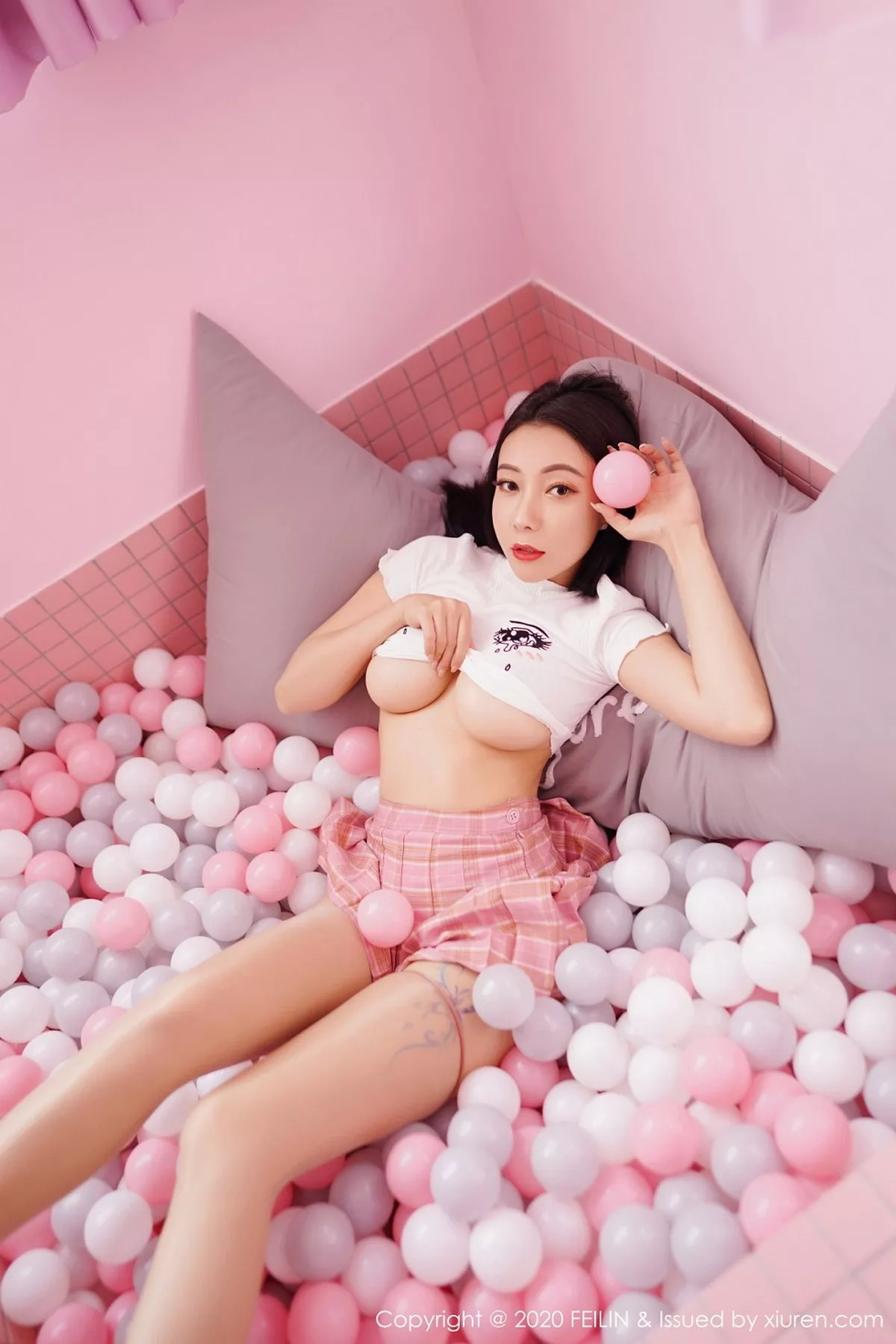 秀人集.com_[FeiLin嗲囡囡]VOL.353_御姐果儿Victoria粉色波波池JK制服+比基尼秀豪乳诱惑写真51P