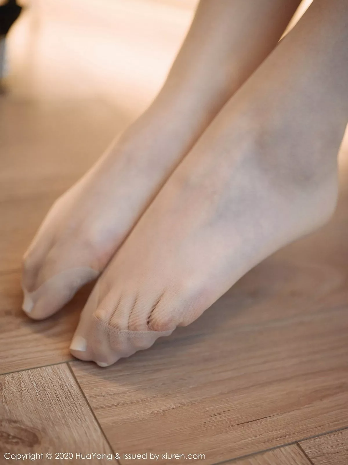 秀人集.com_[HuaYang花漾]Vol.345_女神凯竹•廿十私房低胸猩红皮裙配超薄肉丝裤袜诱惑写真42P