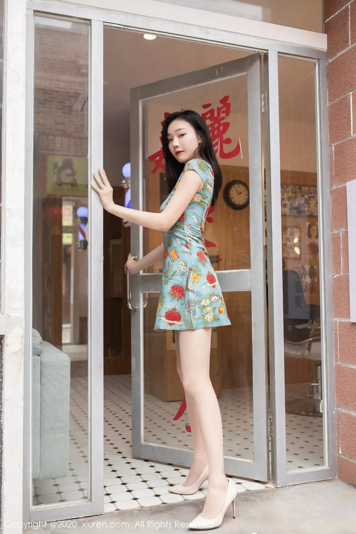 秀人集.com_[XiuRen秀人网]No.2963_嫩模安然Maleah新年发型屋主题怀旧港风旗袍半露豪乳诱惑写真65P