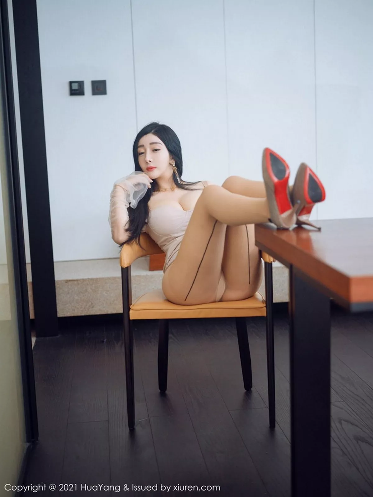 秀人集.com_[HuaYang花漾]Vol.346_嫩模允爾厦门旅拍私房粉色绢纱配无内肉丝裤袜惹火诱惑写真47P