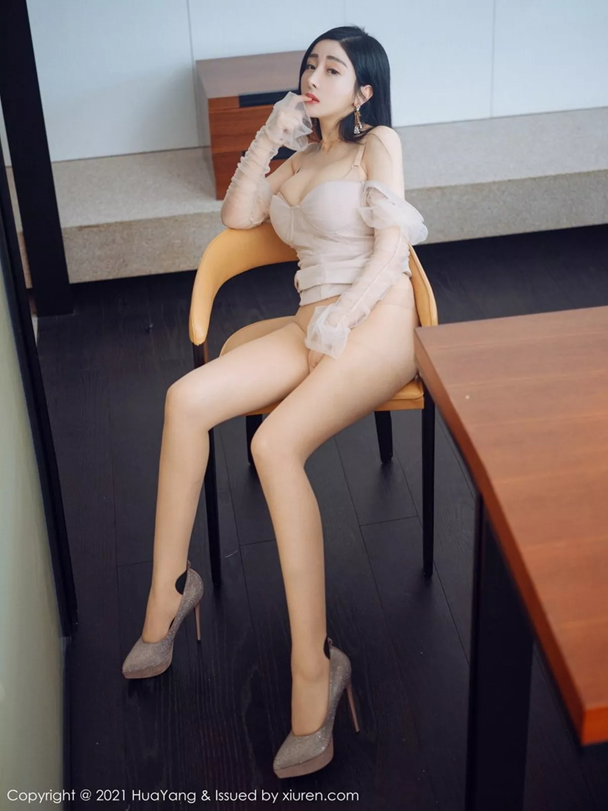 秀人集.com_[HuaYang花漾]Vol.346_嫩模允爾厦门旅拍私房粉色绢纱配无内肉丝裤袜惹火诱惑写真47P