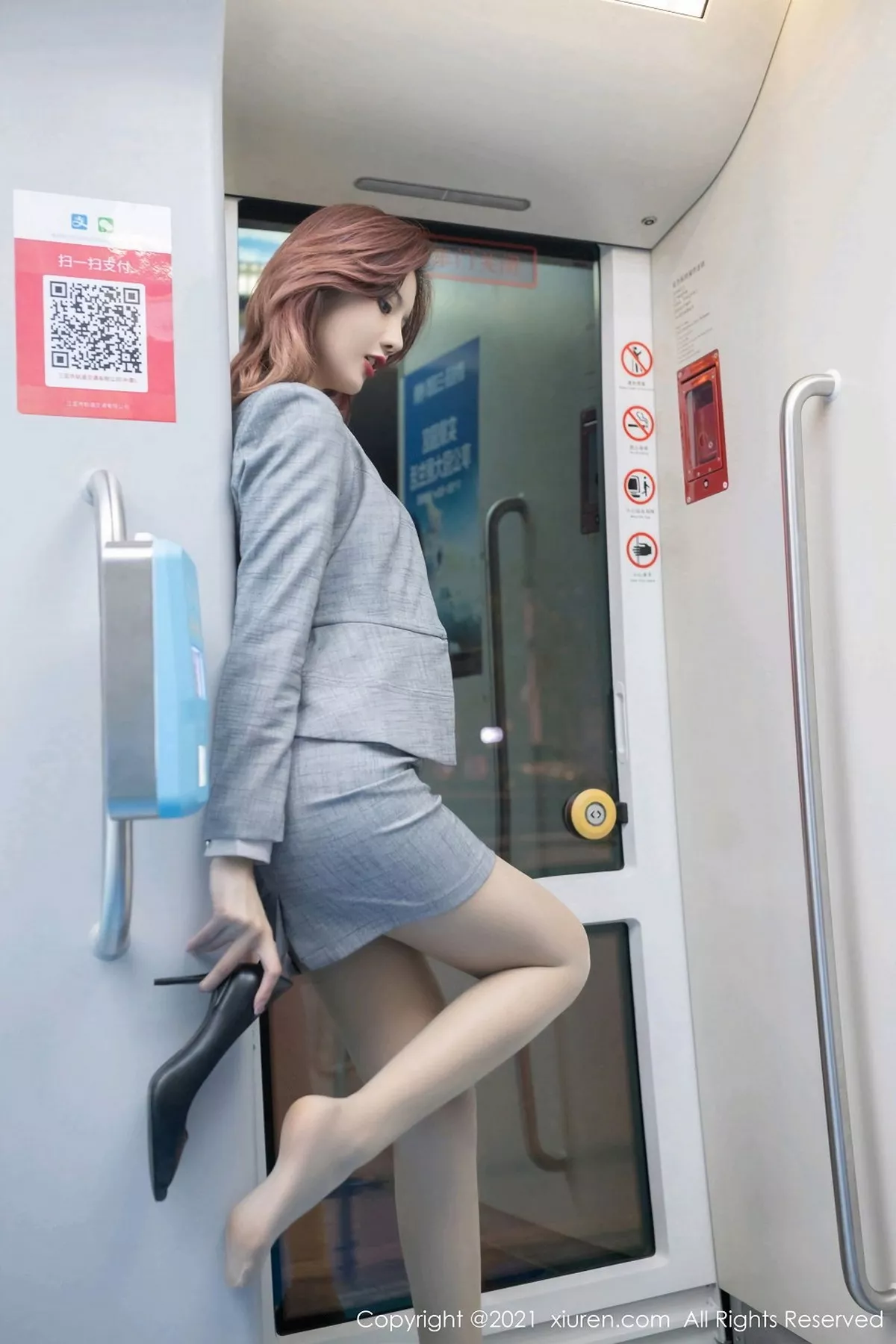 秀人集.com_[XiuRen秀人网]No.2979_女神就是阿朱啊三亚旅拍职场制服主题开档黑丝裤袜撩人诱惑写真66P