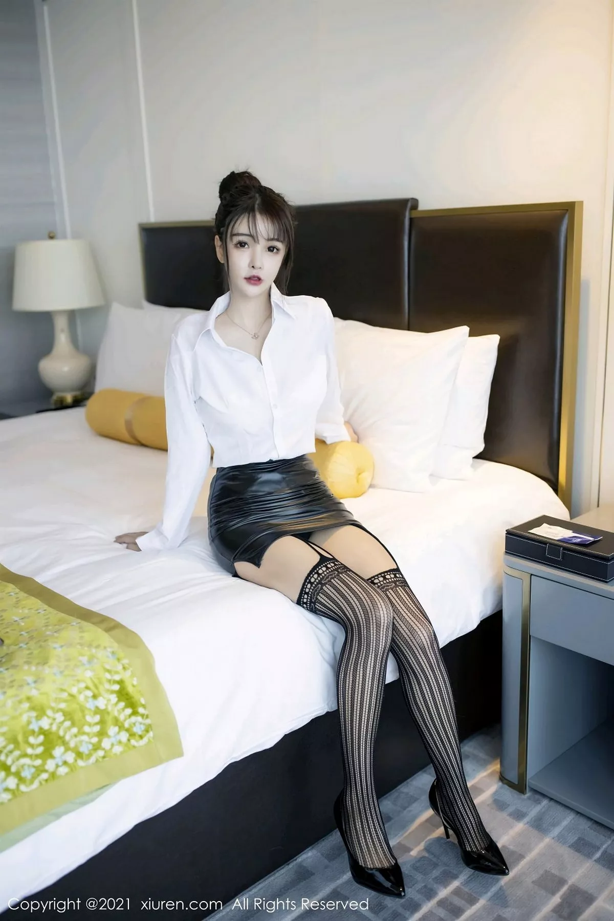 秀人集.com_[XiuRen秀人网]No.2976_嫩模南初妹妹经典秘书职业装主题白衬衣配黑短裙秀美腿诱惑写真53P