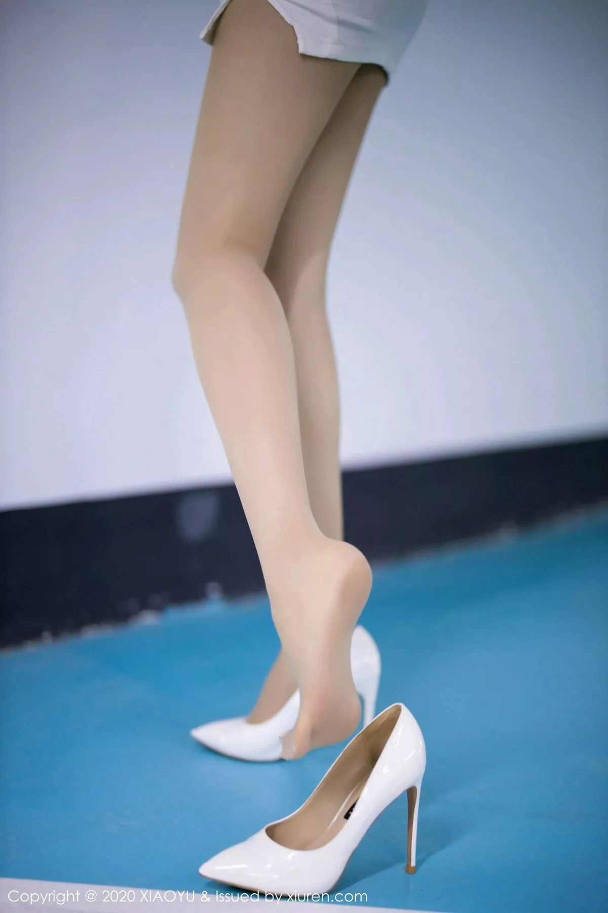 秀人集.com_[XiaoYu画语界]Vol.432_女神芝芝Booty性感白色连身裙配无内肉丝裤袜撩人诱惑写真61P