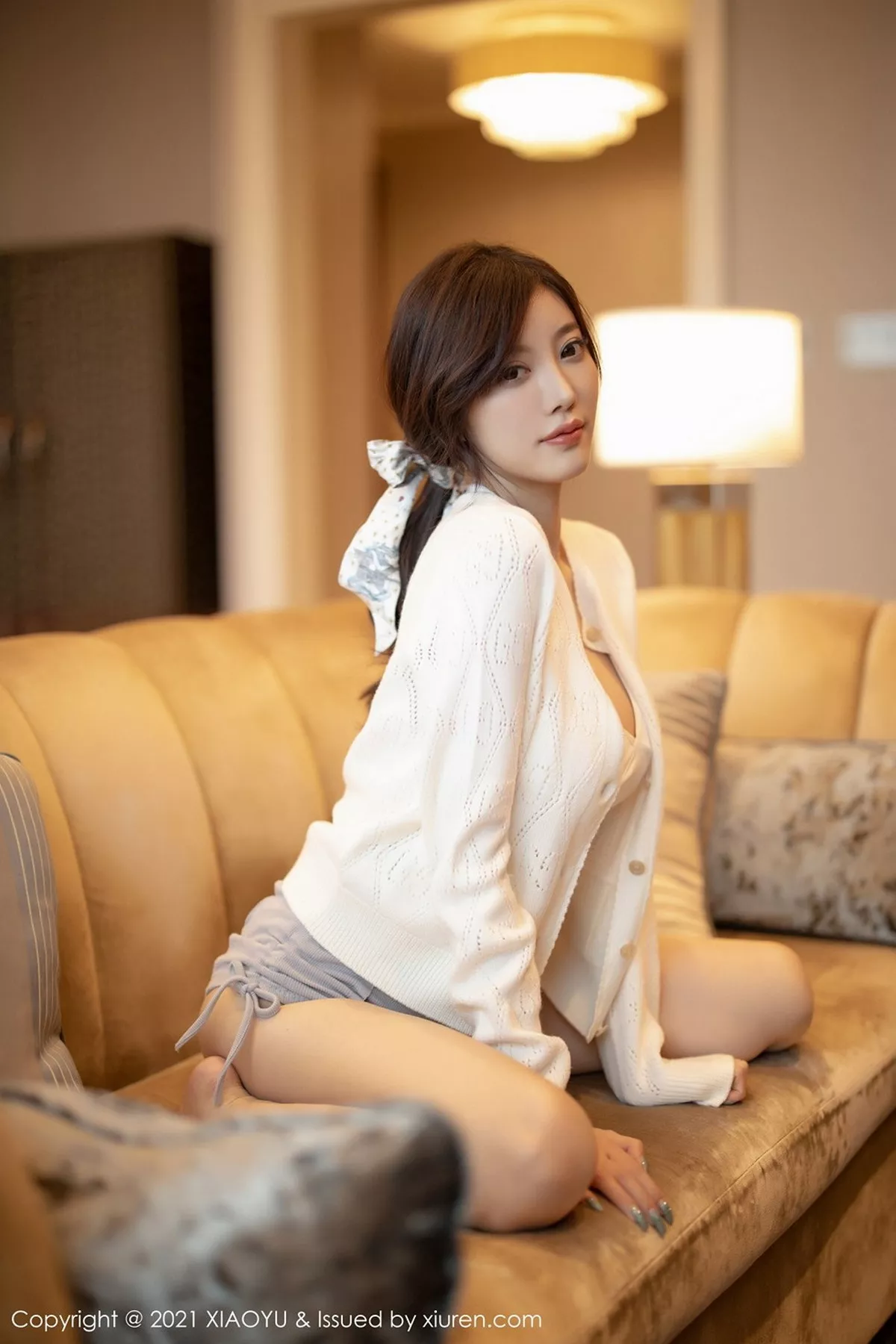 秀人集.com_[XiaoYu画语界]Vol.447_女神杨晨晨sugar成都旅拍私房床上半脱肉丝裤袜诱惑写真51P