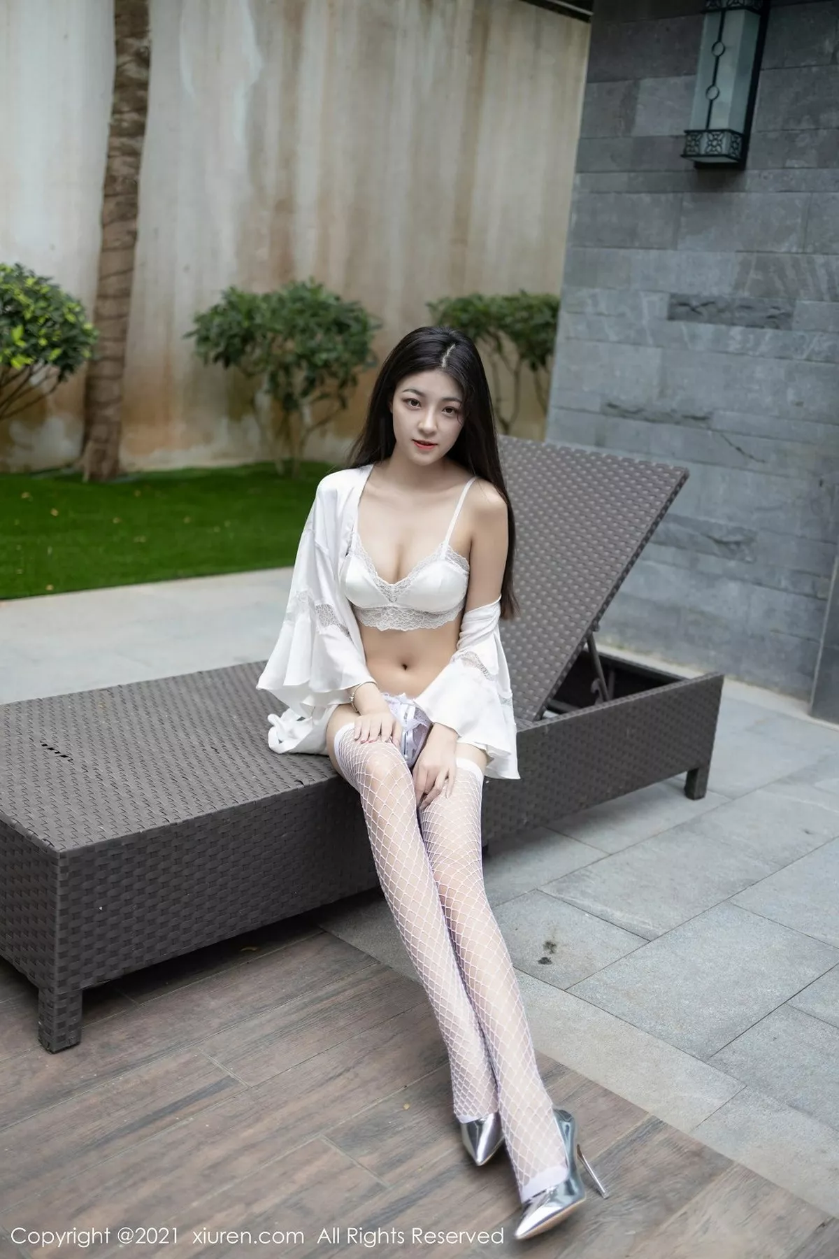 秀人集.com_[XiuRen秀人网]No.2985_嫩模Laura苏雨彤三亚旅拍泳池白色情趣内衣配白丝网袜诱惑写真45P