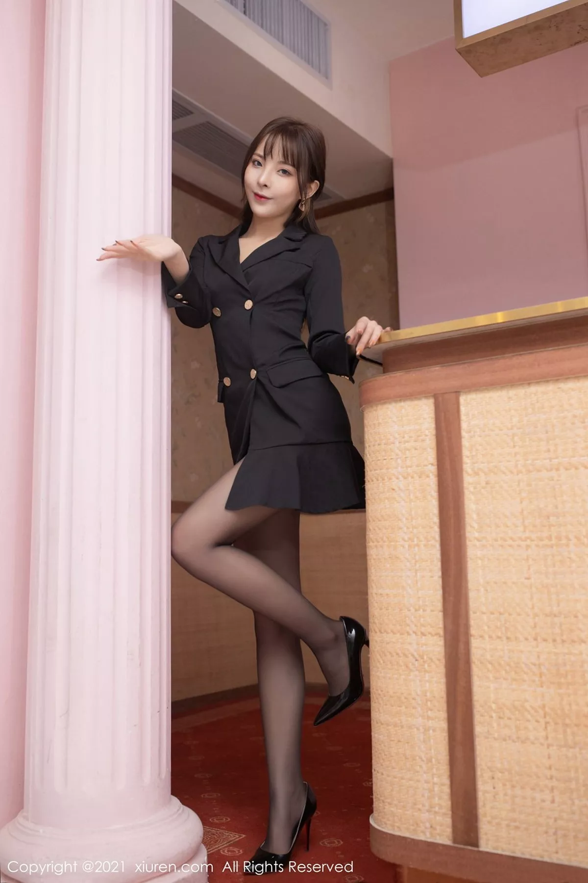 秀人集.com_[XiuRen秀人网]No.3002_嫩模陈小喵酒店行李员主题脱开档黑丝裤袜秀翘臀撩人诱惑写真66P