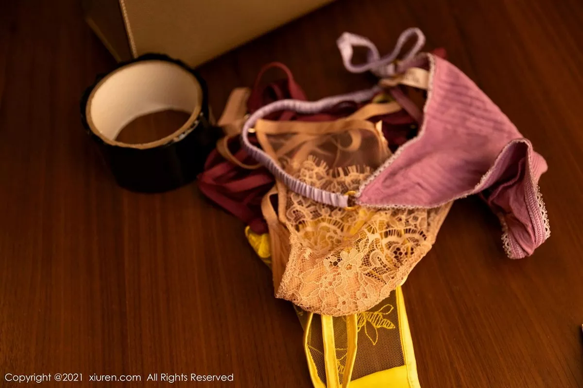 秀人集.com_[XiuRen秀人网]No.3006_女神Egg_尤妮丝居家女友主题开档肉丝裤袜秀丰胸肥臀诱惑写真66P