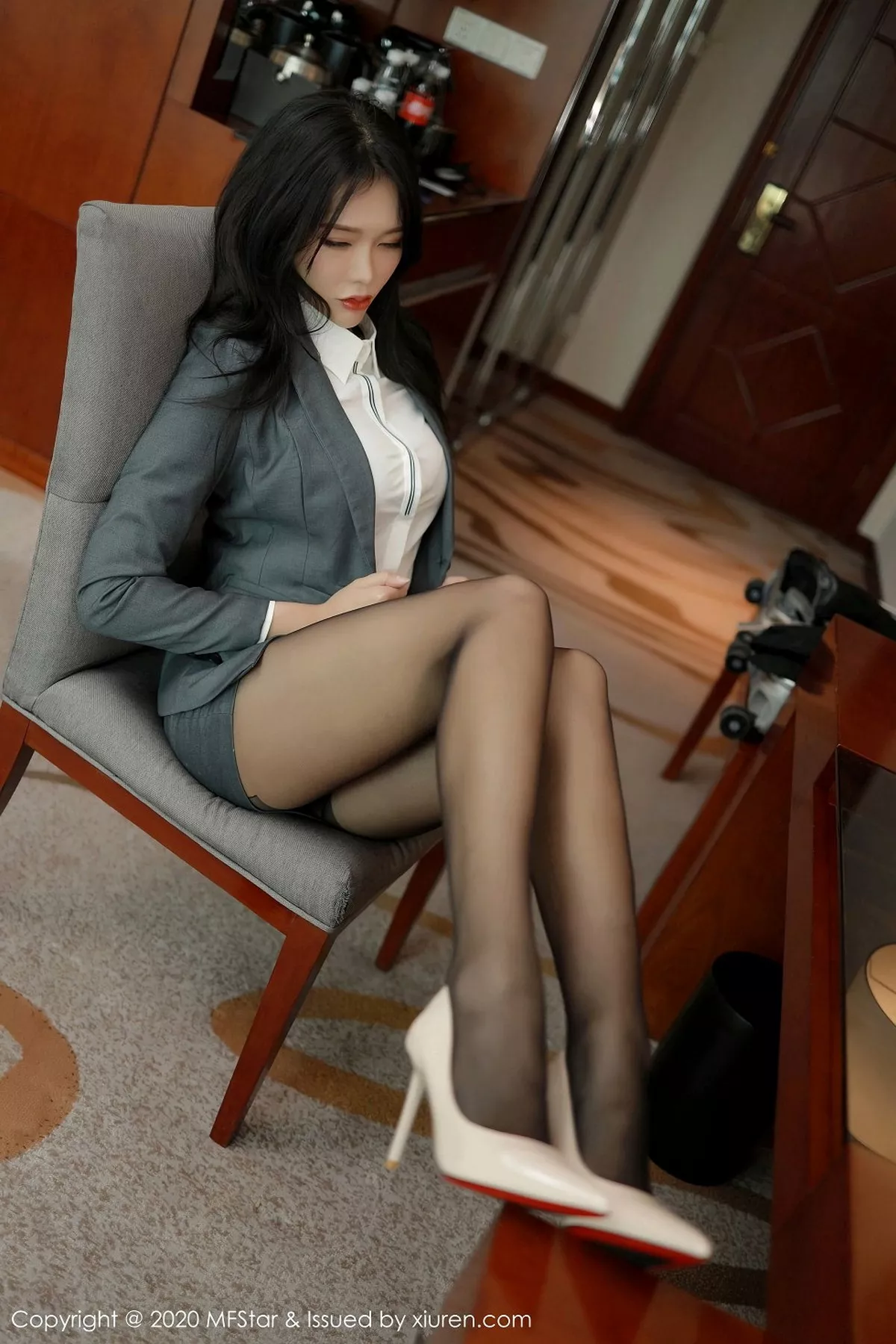 秀人集.com_[MFStar模范学院]Vol.426_嫩模娜比职场秘书制服主题半脱露无内黑丝裤袜秀翘臀诱惑写真48P