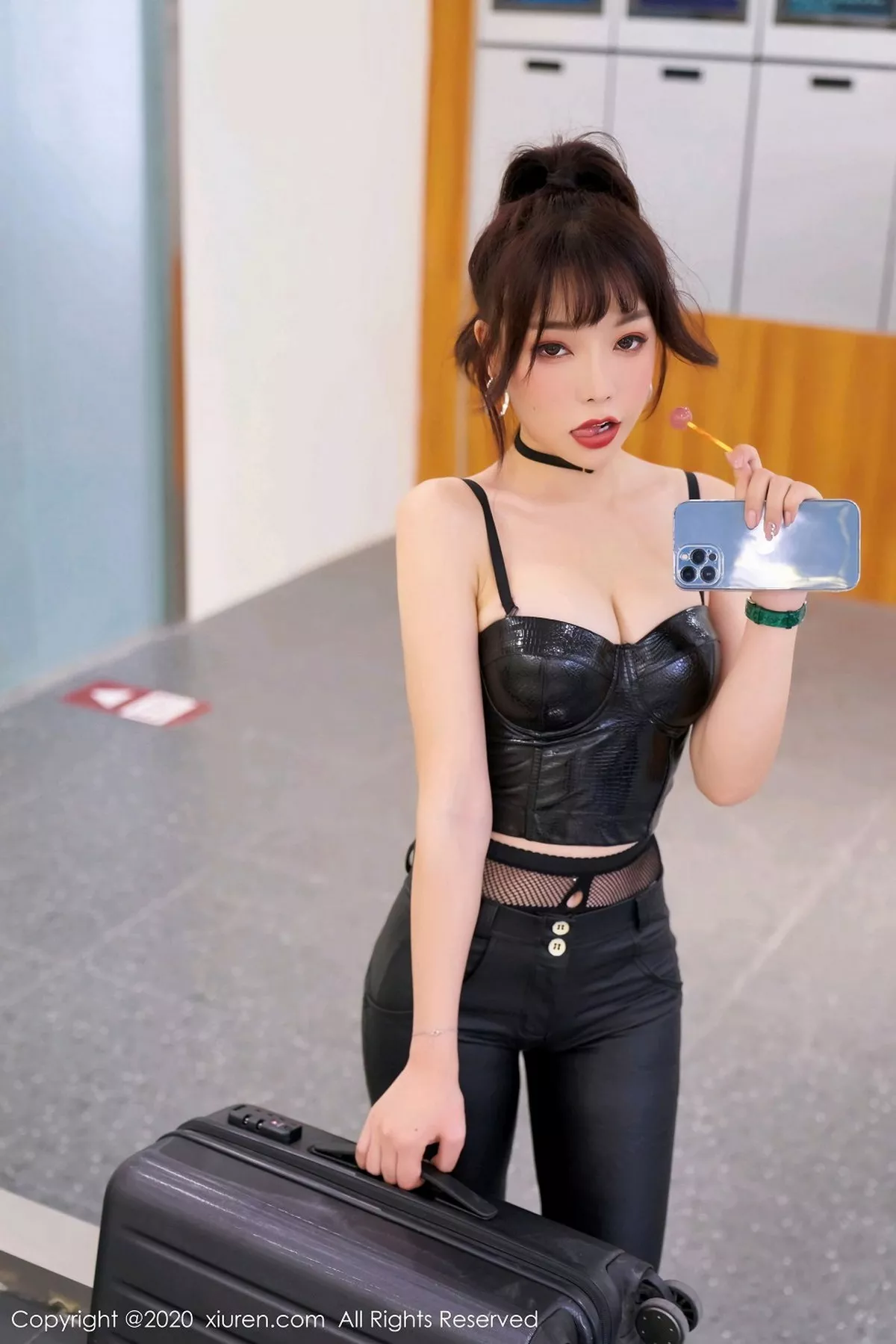 秀人集.com_[XiuRen秀人网]No.2921_女神芝芝Booty狂野皮衣不良少女主题情趣黑丝裤袜撩人诱惑写真70P