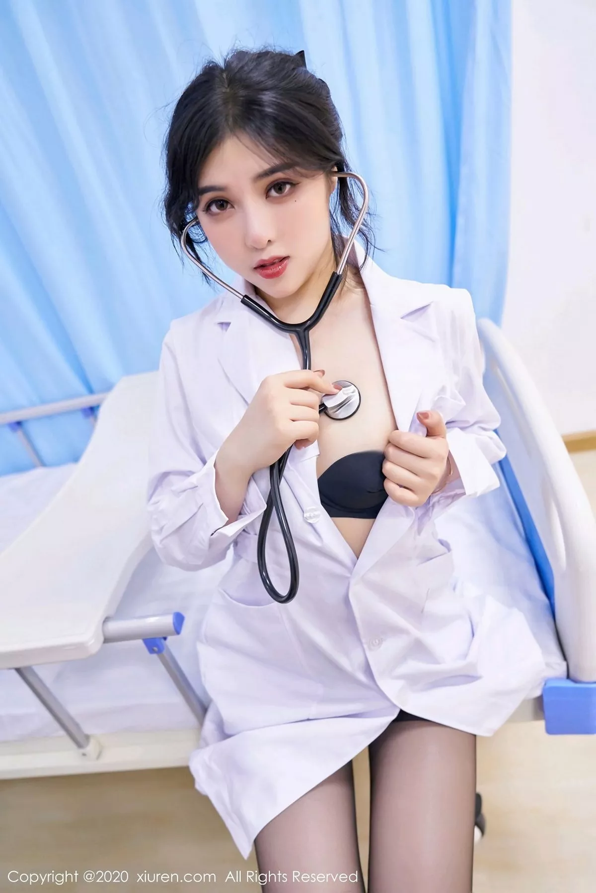 秀人集.com_[XiuRen秀人网]No.2925_嫩模韩静安护士职业装主题床上开档黑丝裤袜秀翘臀诱惑写真56P