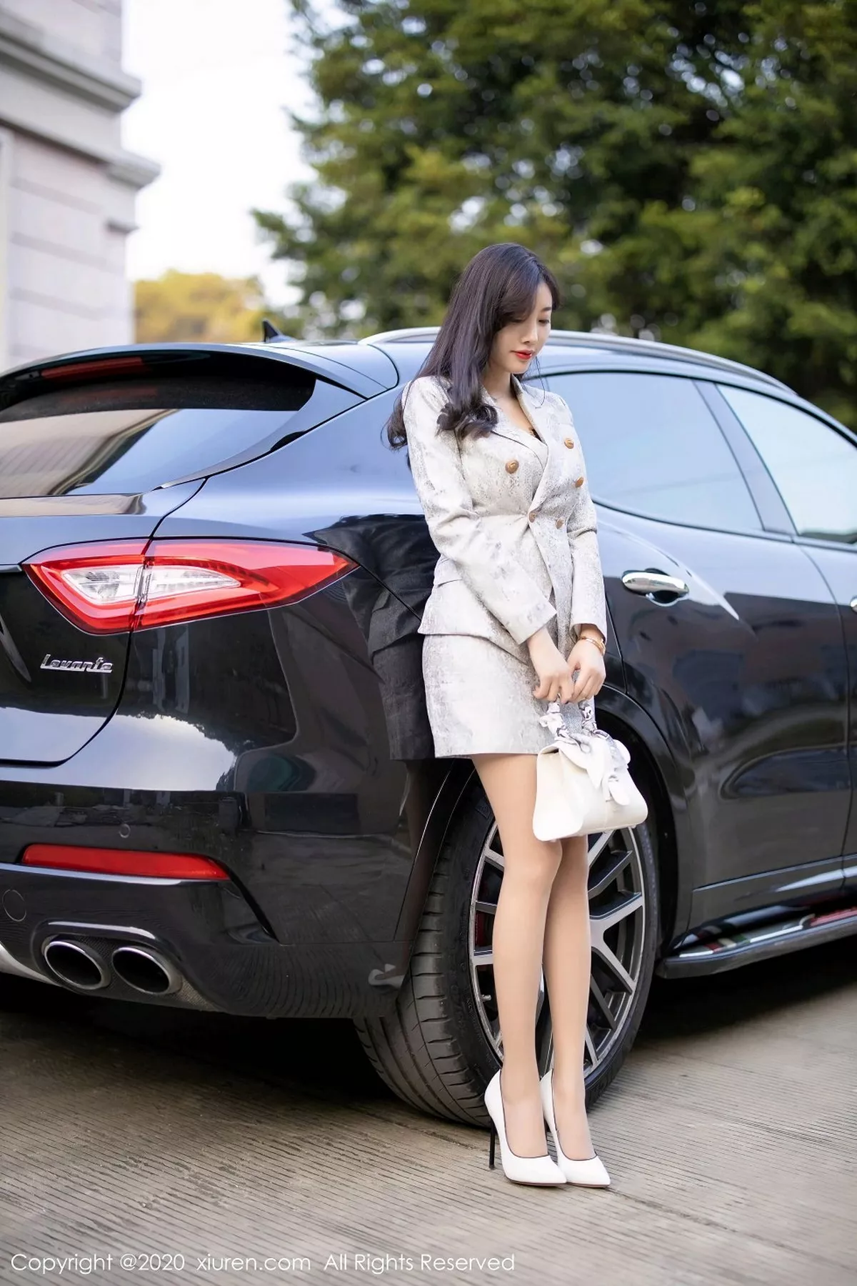 秀人集.com_[XiuRen秀人网]No.2928_女神杨晨晨sugar户外香车美人主题半脱肉丝裤袜秀翘臀诱惑写真80P