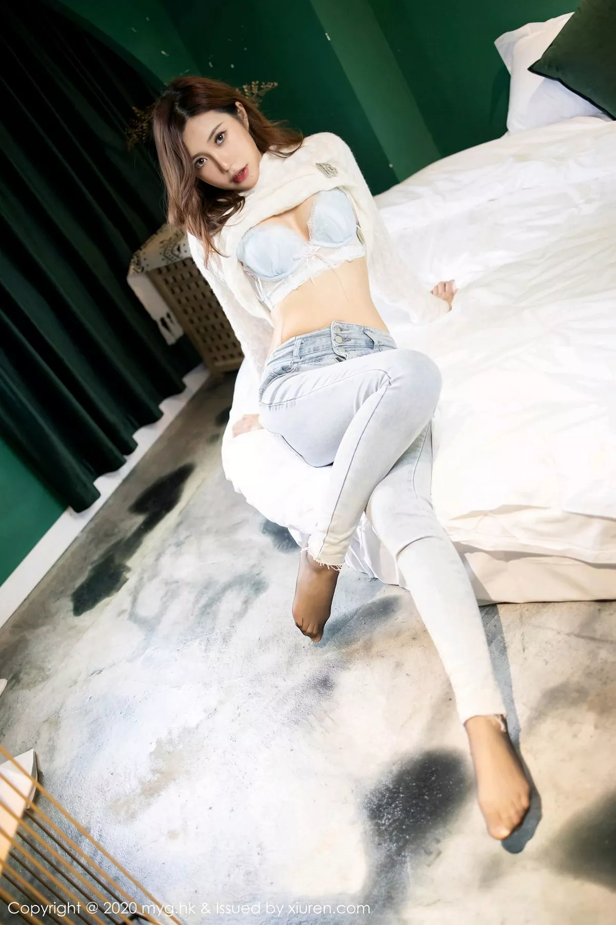 秀人集.com_[MyGirl美媛馆]Vol.470_女神绮里嘉ula私房猩红镂空内衣配黑丝袜秀完美身材诱惑写真82P