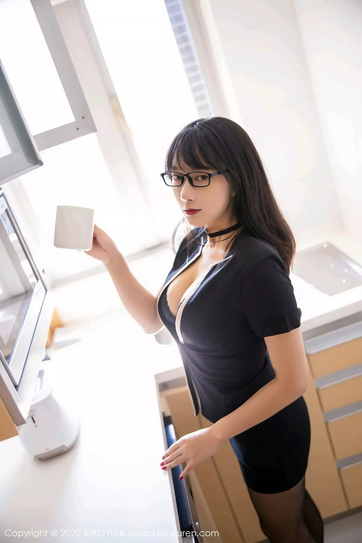 秀人集.com_[XiaoYu画语界]Vol.436_嫩模何嘉颖经典职场制服半脱露豪乳开档黑丝裤袜诱惑写真100P