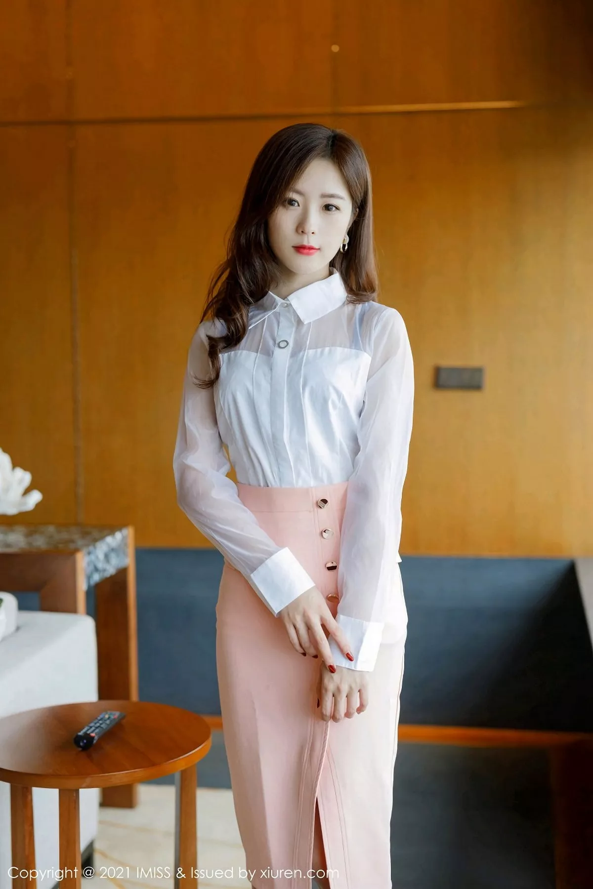 秀人集.com_[IMISS爱蜜社]Vol.544_嫩模杨紫嫣Cynthia经典白衬衣配粉色短裙秀丝袜美腿诱惑写真62P