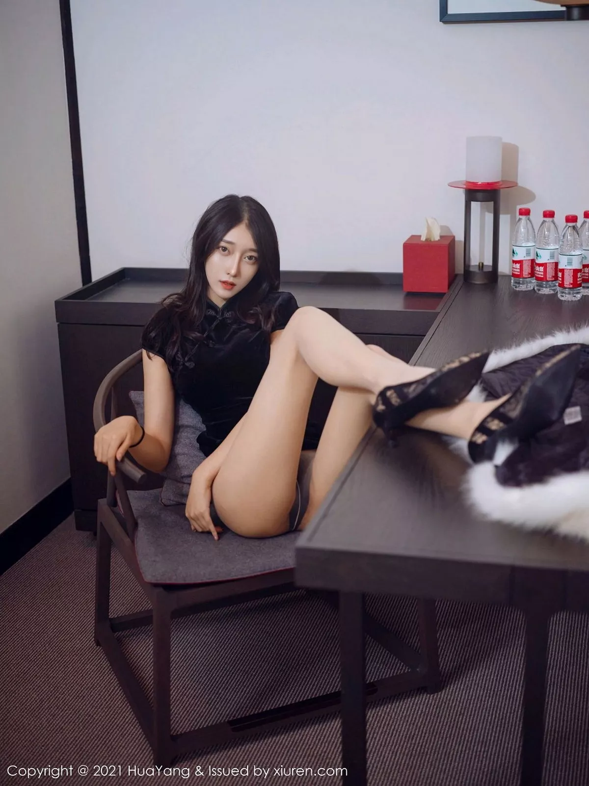 秀人集.com_[HuaYang花漾]Vol.353_嫩模玥儿玥er杭州旅拍古韵典雅旗袍配肉丝裤袜诱惑写真57P