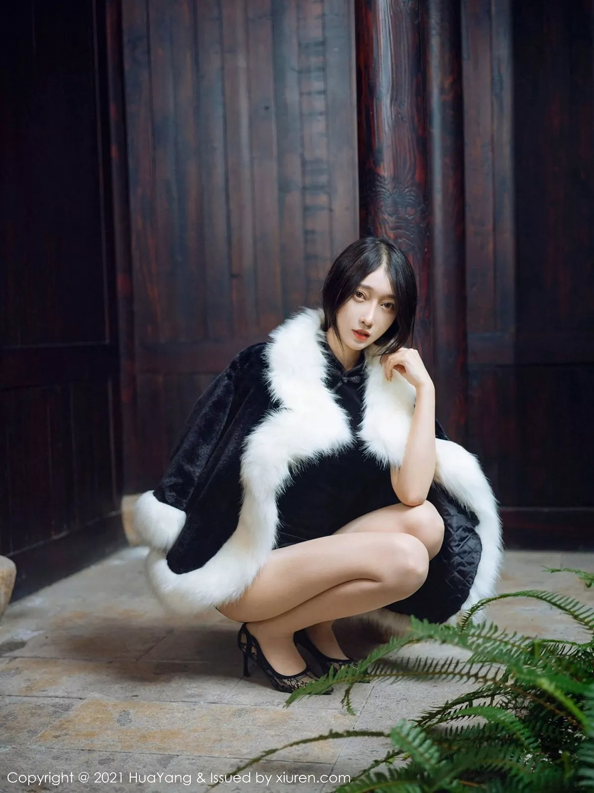 秀人集.com_[HuaYang花漾]Vol.353_嫩模玥儿玥er杭州旅拍古韵典雅旗袍配肉丝裤袜诱惑写真57P