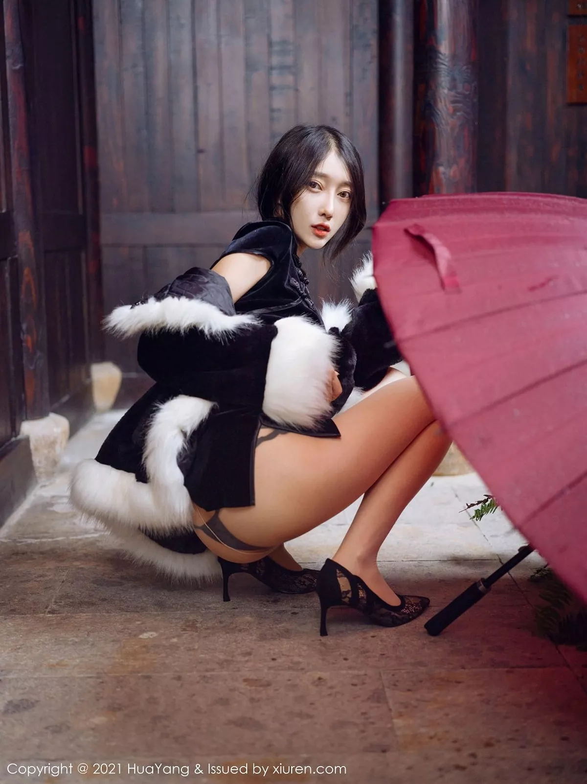 秀人集.com_[HuaYang花漾]Vol.353_嫩模玥儿玥er杭州旅拍古韵典雅旗袍配肉丝裤袜诱惑写真57P