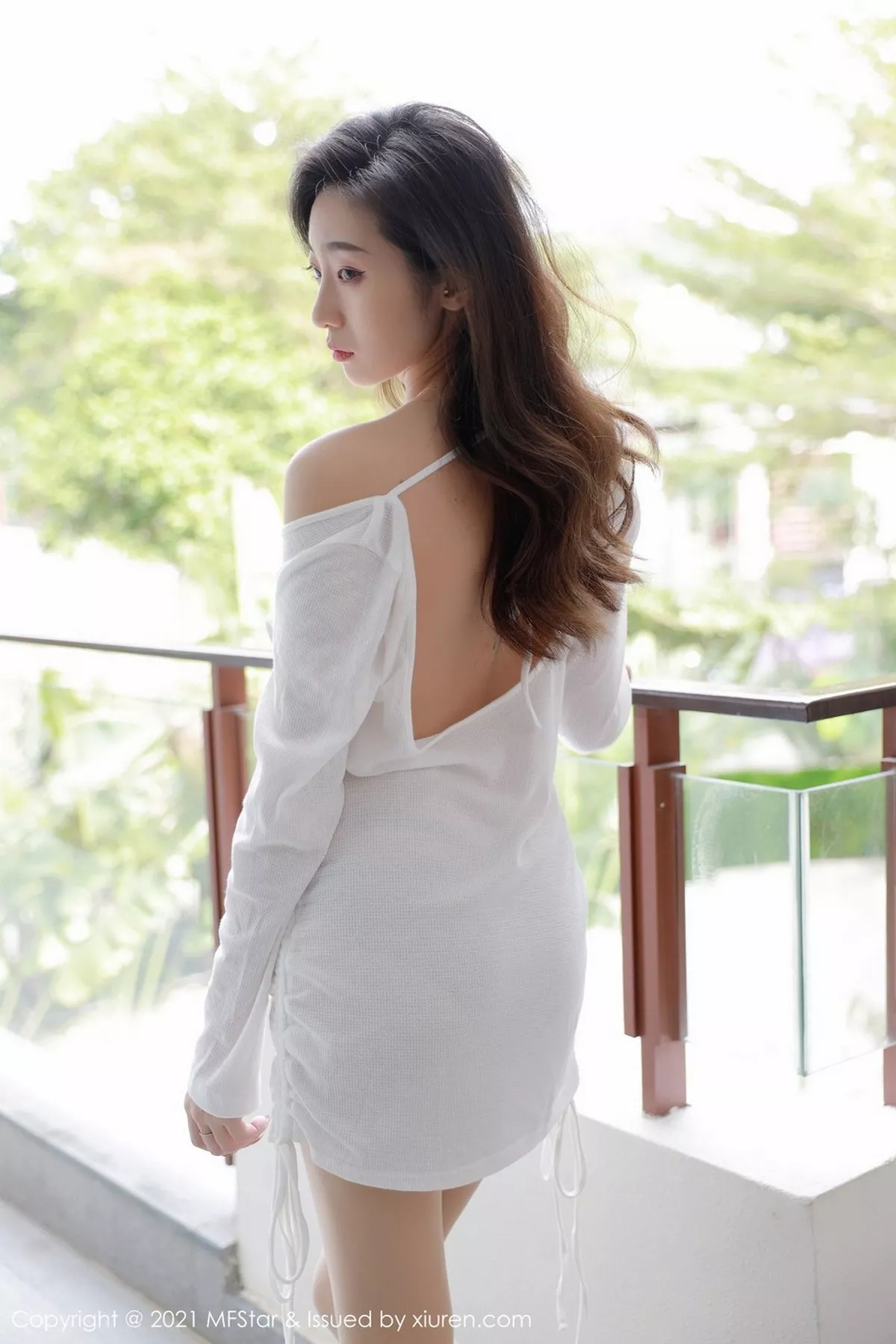 秀人集.com_[MFStar模范学院]Vol.446_嫩模安琪Yee三亚旅拍薄透白色上衣配朦胧肉丝袜极致魅惑写真50P