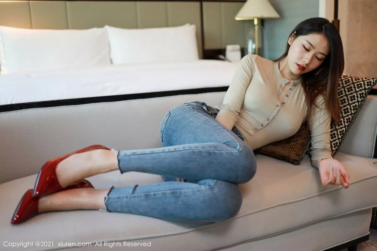 秀人集.com_[XiuRen秀人网]No.3039_嫩模方子萱广州旅拍沙发上真空内衣配紧身牛仔裤迷人诱惑写真55P