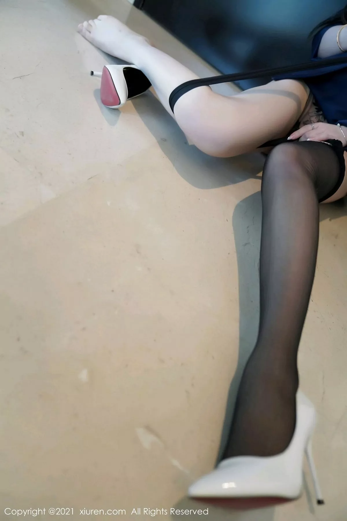 秀人集.com_[XiuRen秀人网]No.3043_嫩模玉兔miki职场秘书OL剧情主题开档黑丝裤袜秀翘臀诱惑写真80P