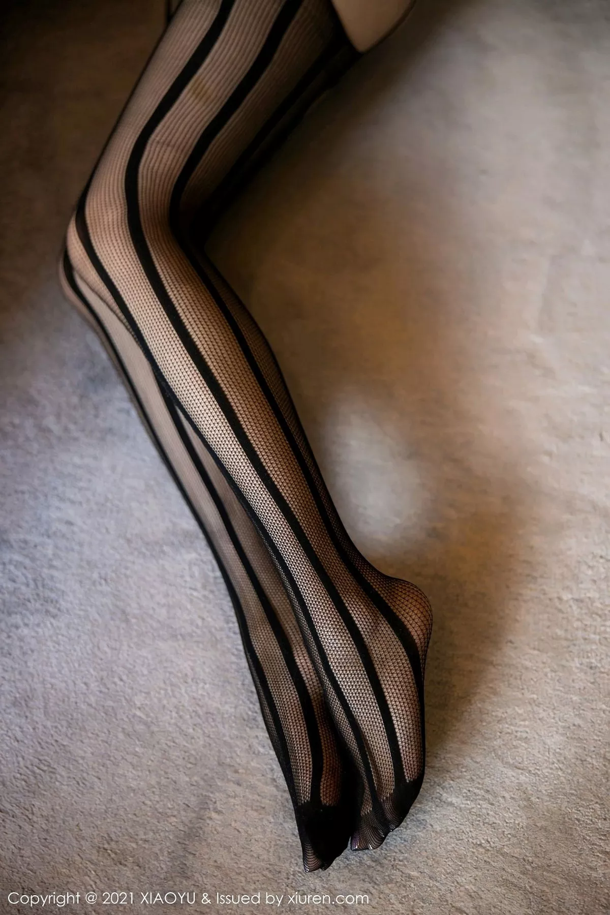 秀人集.com_[XiaoYu画语界]Vol.459_女神芝芝Booty私房半脱露红色蕾丝内衣配黑丝吊袜诱惑写真80P