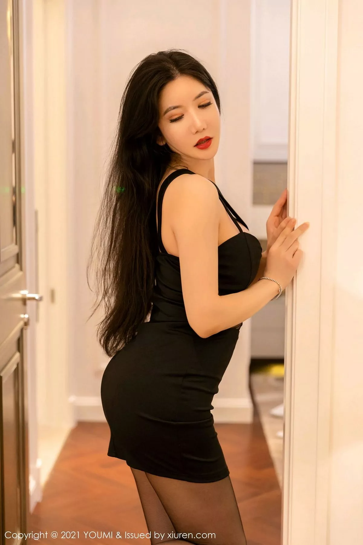 秀人集.com_[YouMi尤蜜荟]Vol.594_嫩模心妍小公主私房低胸吊带配黑丝裤袜秀豪乳翘臀诱惑写真49P