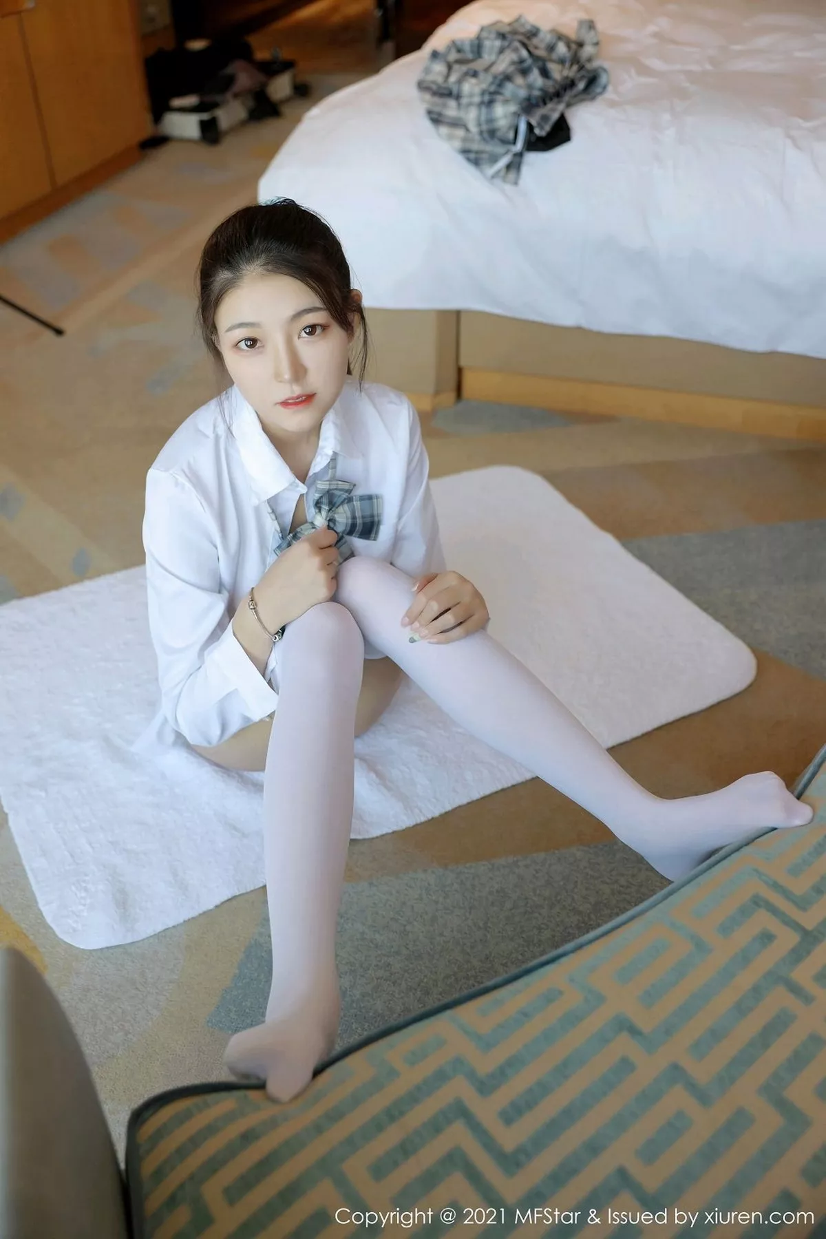 秀人集.com_[MFStar模范学院]Vol.448_嫩模Laura苏雨彤清纯格子JK制服半脱露性感内衣诱惑写真40P