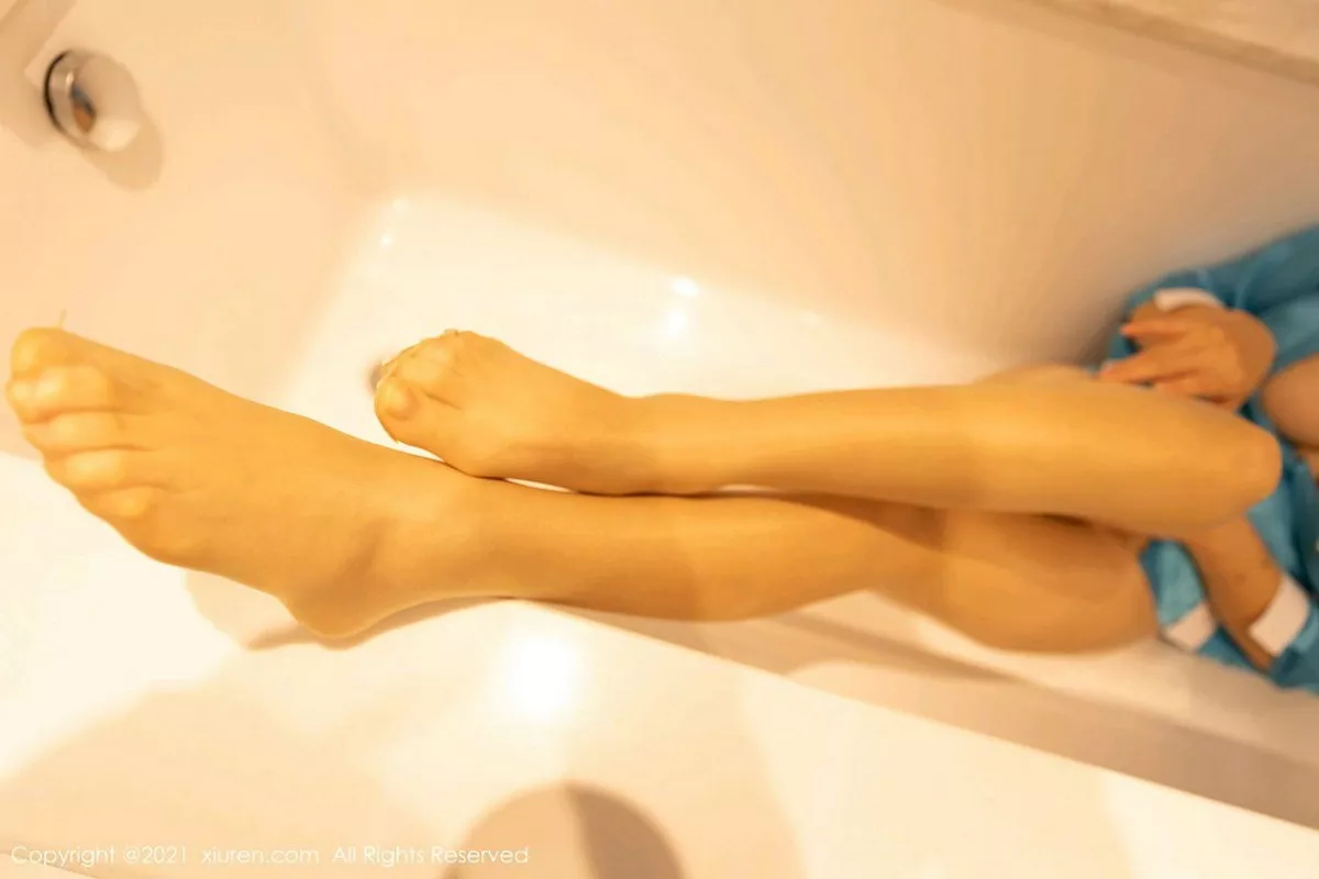 秀人集.com_[XiuRen秀人网]No.3051_嫩模赵惟依coco性感空姐制服半脱露开档肉丝裤袜秀翘臀诱惑写真84P