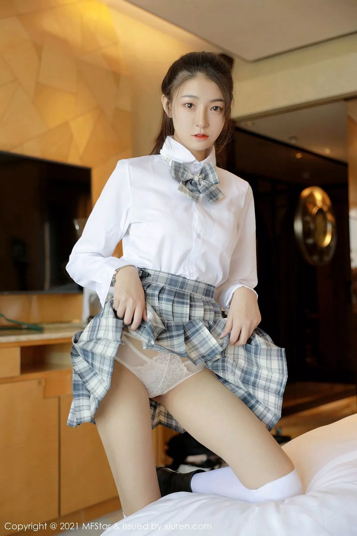 秀人集.com_[MFStar模范学院]Vol.448_嫩模Laura苏雨彤清纯格子JK制服半脱露性感内衣诱惑写真40P