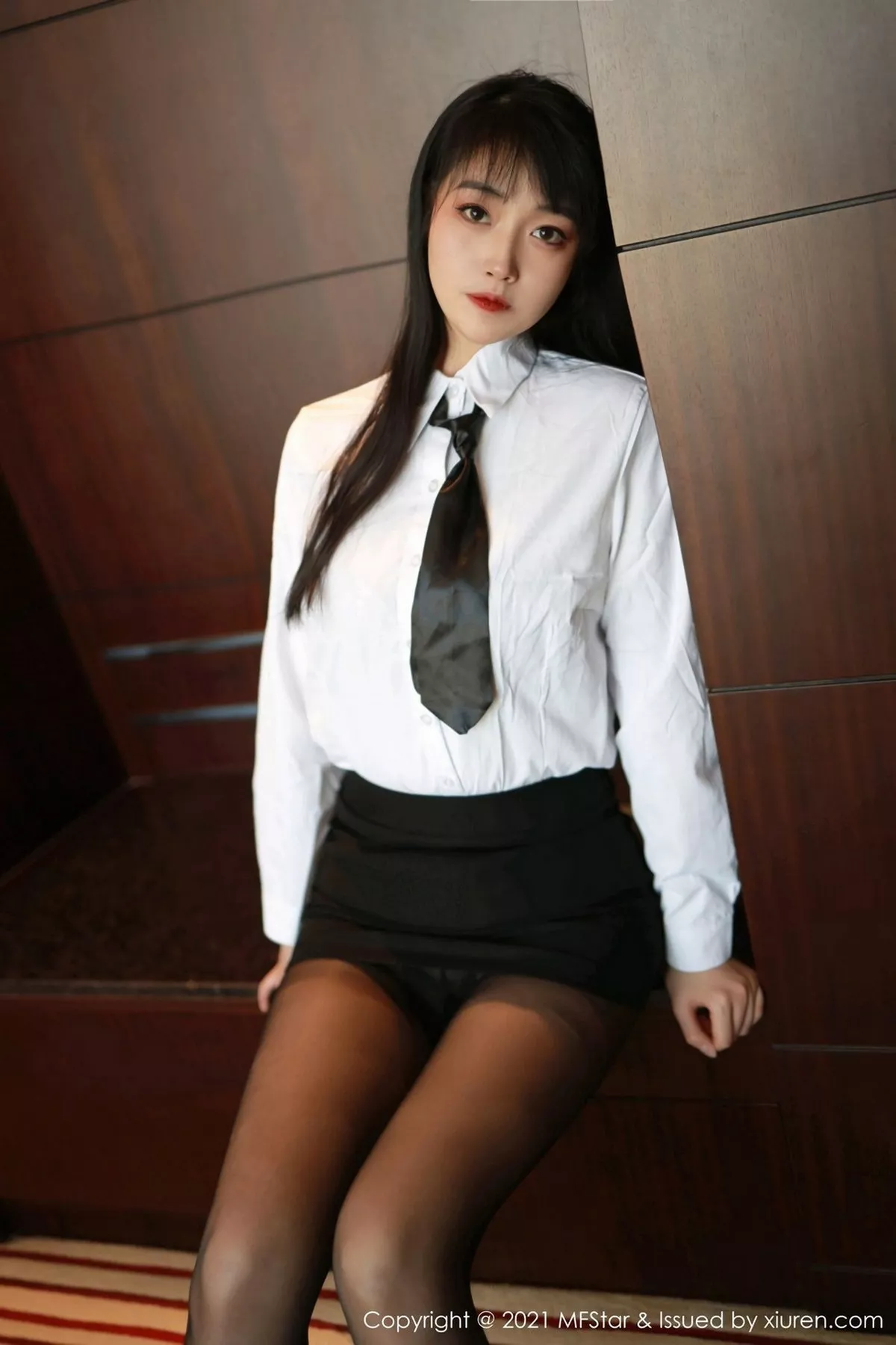 秀人集.com_[MFStar模范学院]Vol.449_嫩模锅包又you白衬衫黑短裙主题脱黑丝裤袜露翘臀诱惑写真51P