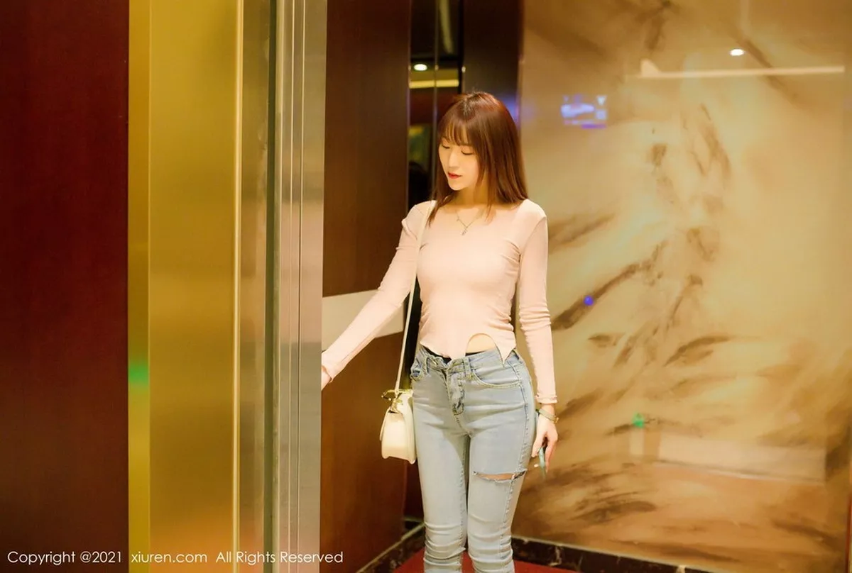 秀人集.com_[XiuRen秀人网]No.3053_嫩模周慕汐baby粉色上衣配牛仔裤半脱露黑丝裤袜诱惑写真86P