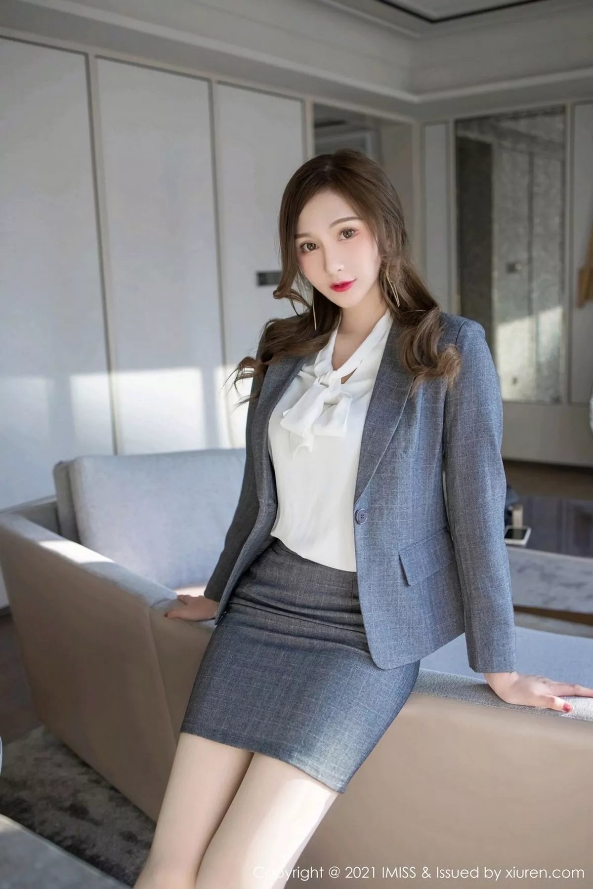 秀人集.com_[IMISS爱蜜社]Vol.548_气质女神Lavinia肉肉私房脱职业OL装肉丝裤袜秀翘臀诱惑写真58P