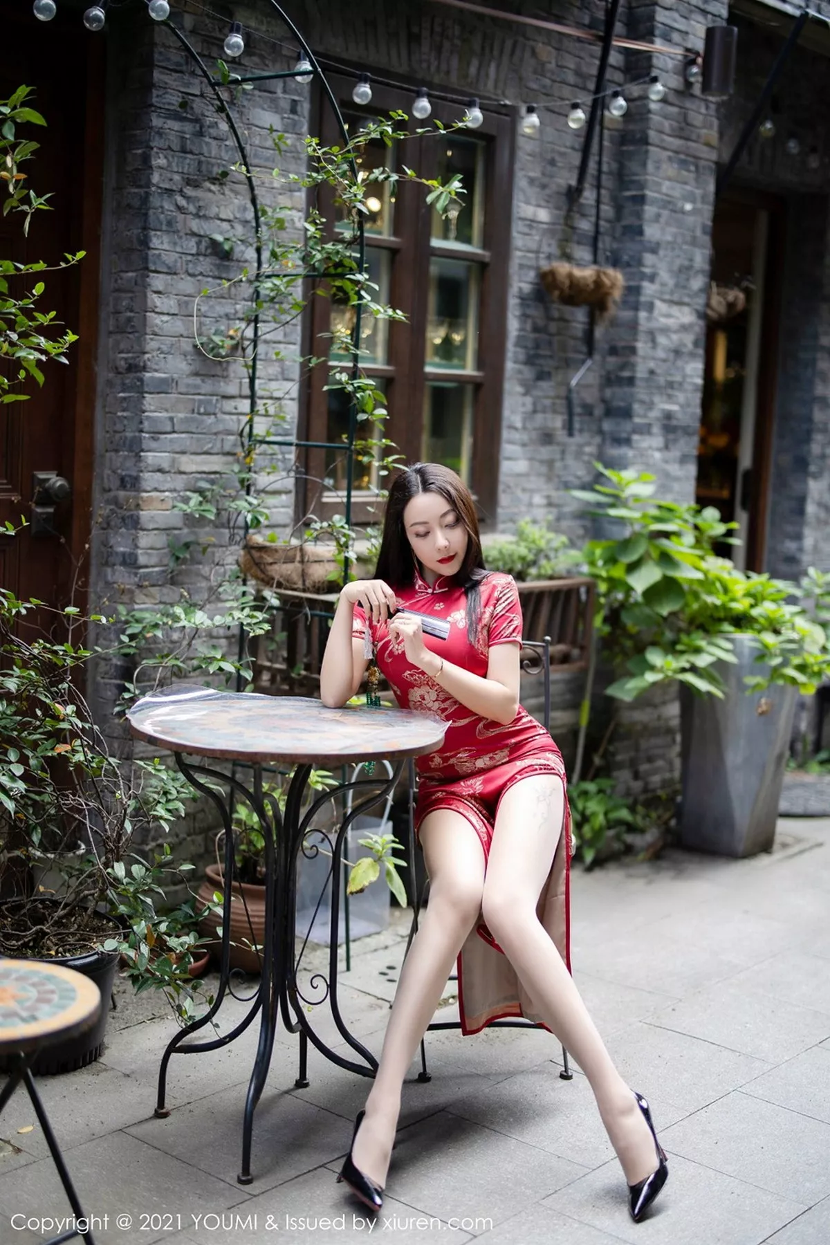 秀人集.com_[YouMi尤蜜荟]Vol.598_嫩模果儿Victoria杭州旅拍鲜艳古典旗袍半脱露豪乳诱惑写真45P