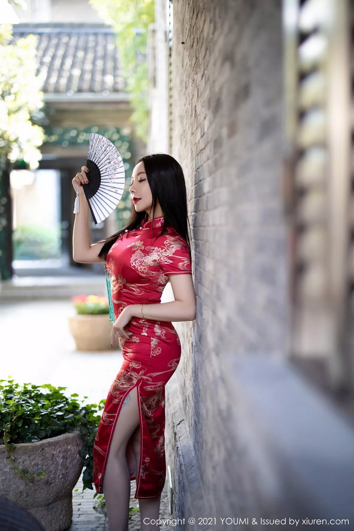 秀人集.com_[YouMi尤蜜荟]Vol.598_嫩模果儿Victoria杭州旅拍鲜艳古典旗袍半脱露豪乳诱惑写真45P