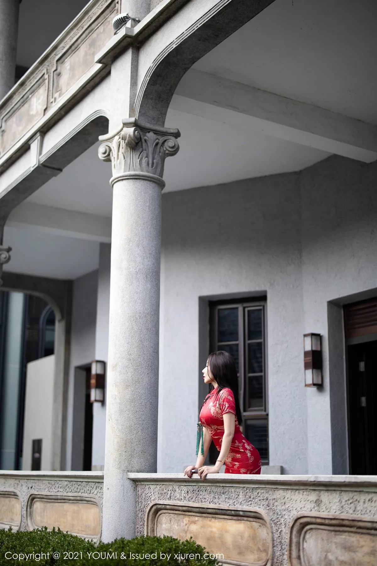 秀人集.com_[YouMi尤蜜荟]Vol.598_嫩模果儿Victoria杭州旅拍鲜艳古典旗袍半脱露豪乳诱惑写真45P