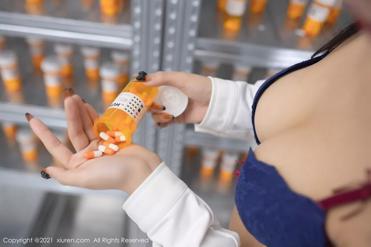 秀人集.com_[XiuRen秀人网]No.3079_嫩模陈小喵三亚旅拍实验室试药主题白大褂下开档肉丝裤袜诱惑写真71P