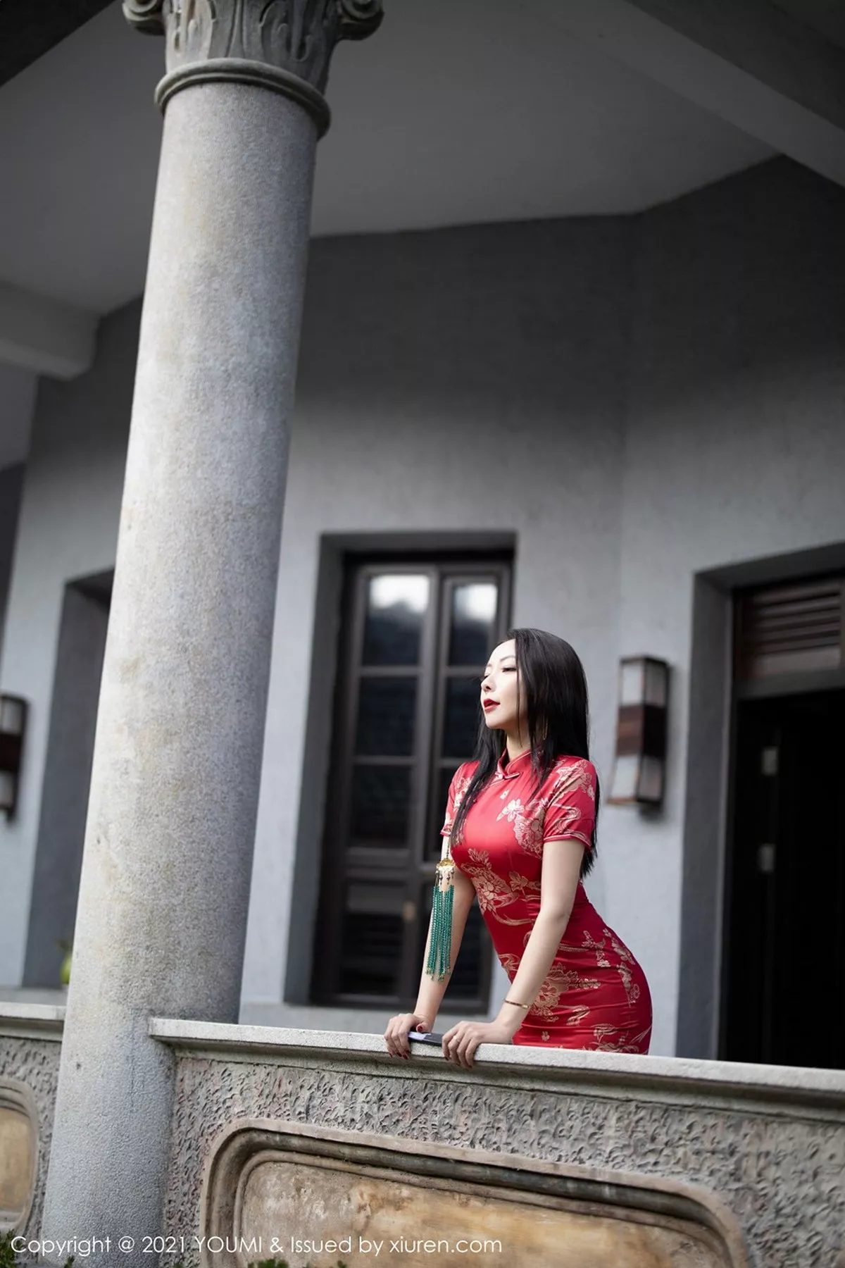 秀人集.com_[YouMi尤蜜荟]Vol.598_嫩模果儿Victoria杭州旅拍鲜艳古典旗袍半脱露豪乳诱惑写真45P