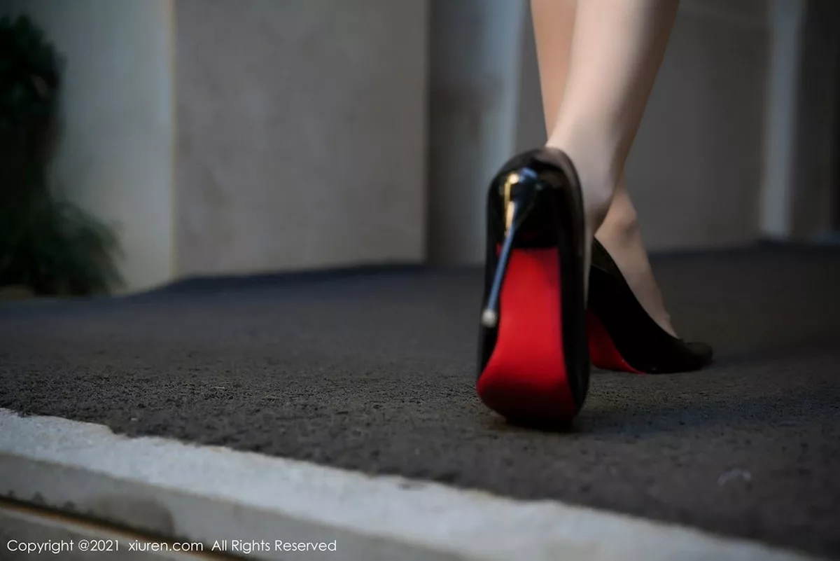 秀人集.com_[XiuRen秀人网]No.3077_嫩模张雨萌江浙沪旅拍职业装OL主题半脱露肉丝裤袜秀翘臀诱惑写真57P