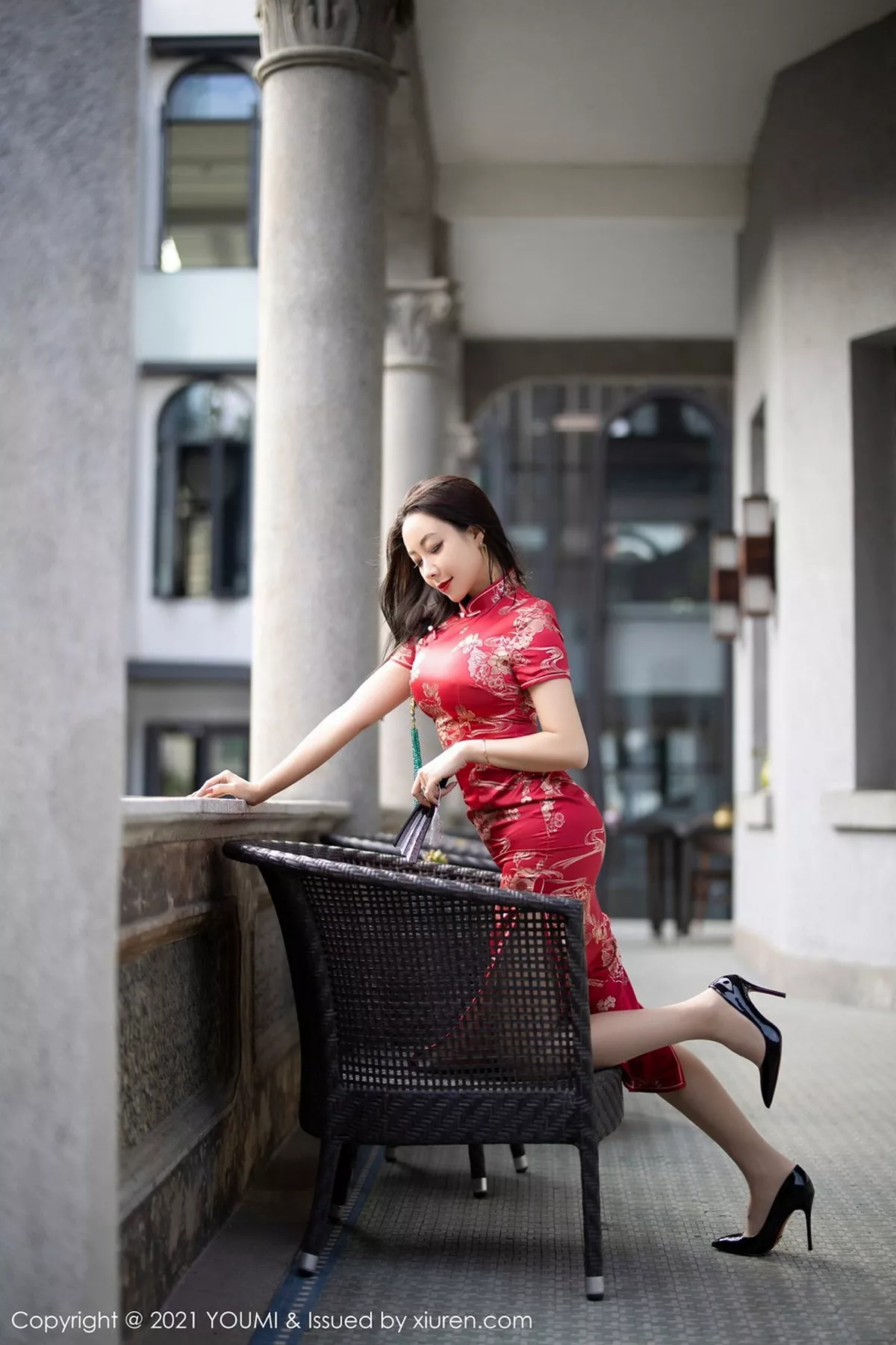 秀人集.com_[YouMi尤蜜荟]Vol.598_嫩模果儿Victoria杭州旅拍鲜艳古典旗袍半脱露豪乳诱惑写真45P