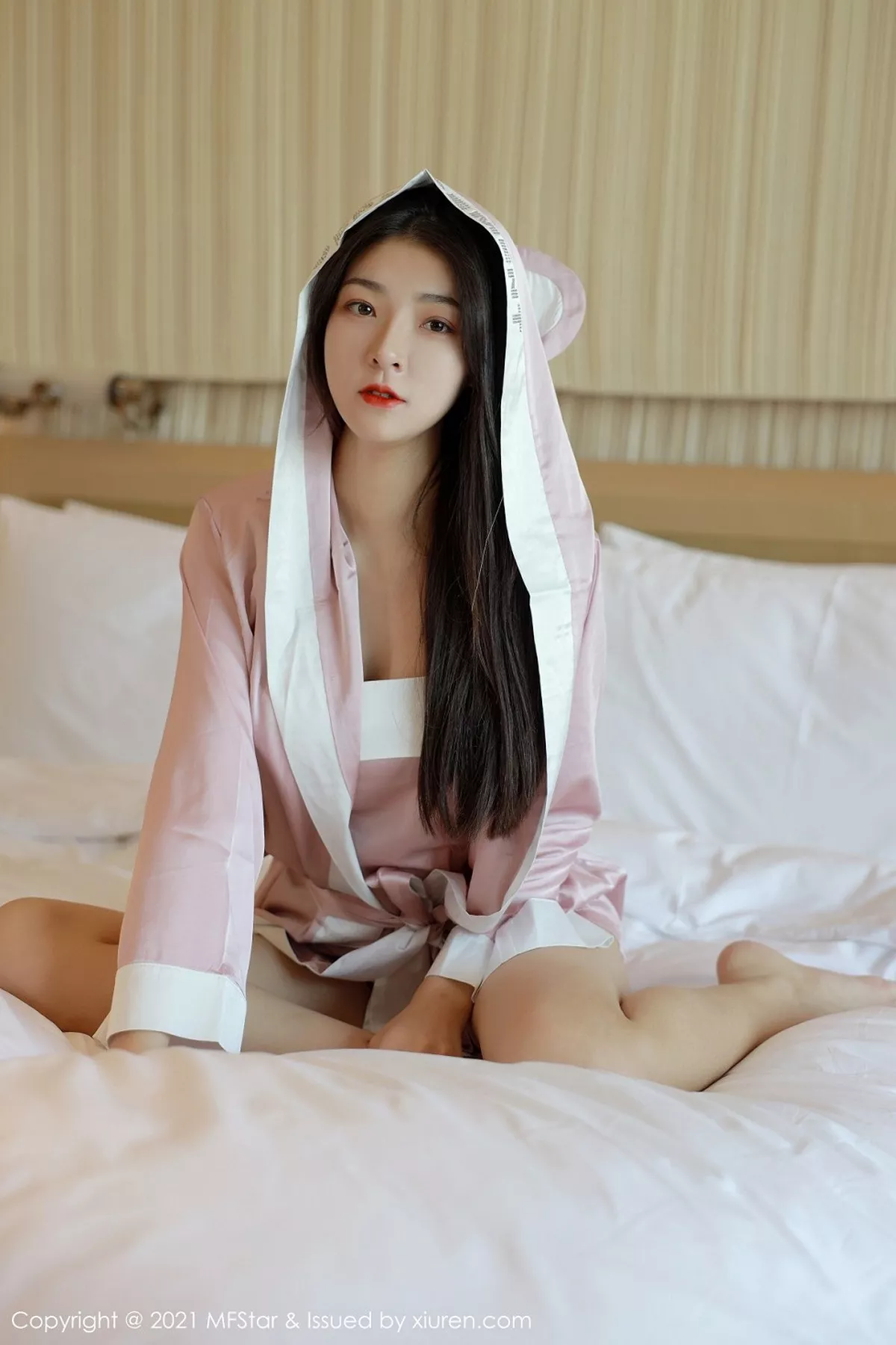 秀人集.com_[MFStar模范学院]Vol.453_嫩模Laura苏雨彤私房床上精致镂空内衣秀完美身材诱惑写真43P