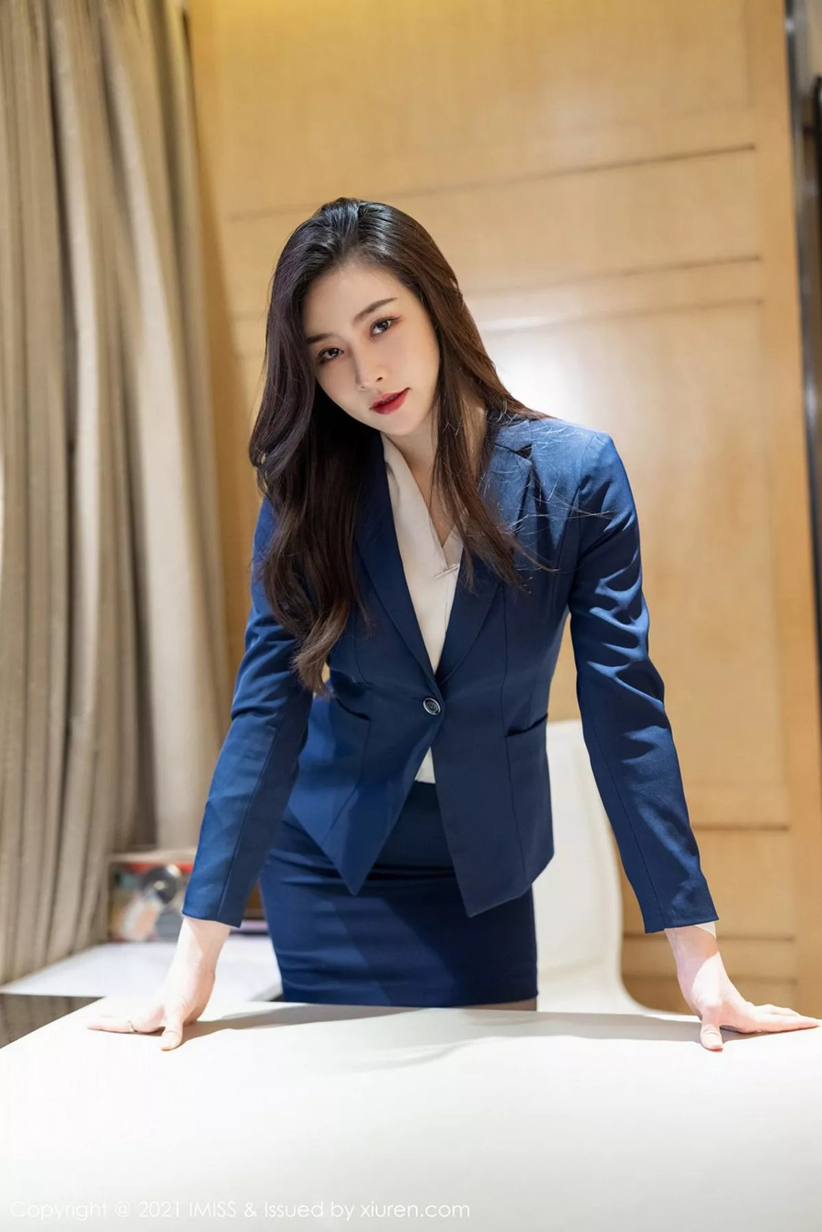 秀人集.com_[IMISS爱蜜社]Vol.549_气质美女Vanessa短裙下性感黑丝裤袜秀美腿迷人诱惑写真53P