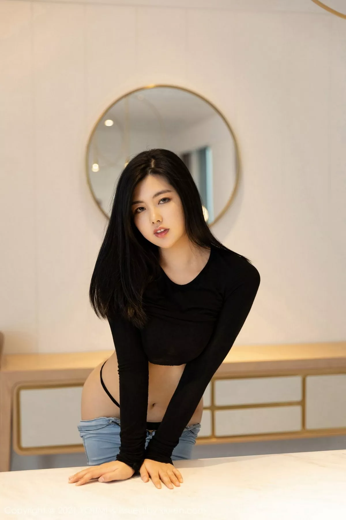 秀人集.com_[YouMi尤蜜荟]Vol.591_女神娜露Selena轻透黑色服饰配牛仔裤半脱露翘臀诱惑写真50P