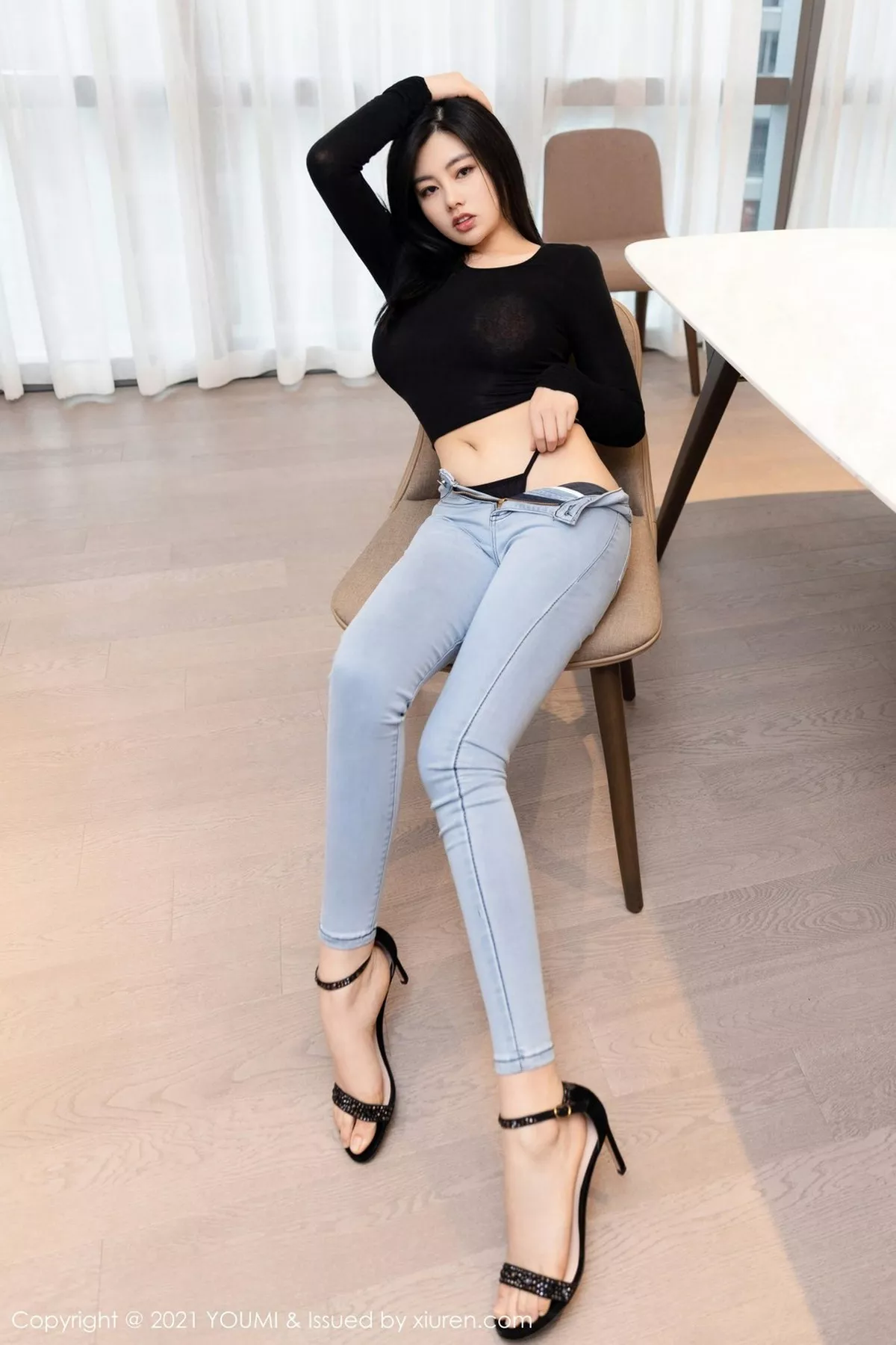 秀人集.com_[YouMi尤蜜荟]Vol.591_女神娜露Selena轻透黑色服饰配牛仔裤半脱露翘臀诱惑写真50P