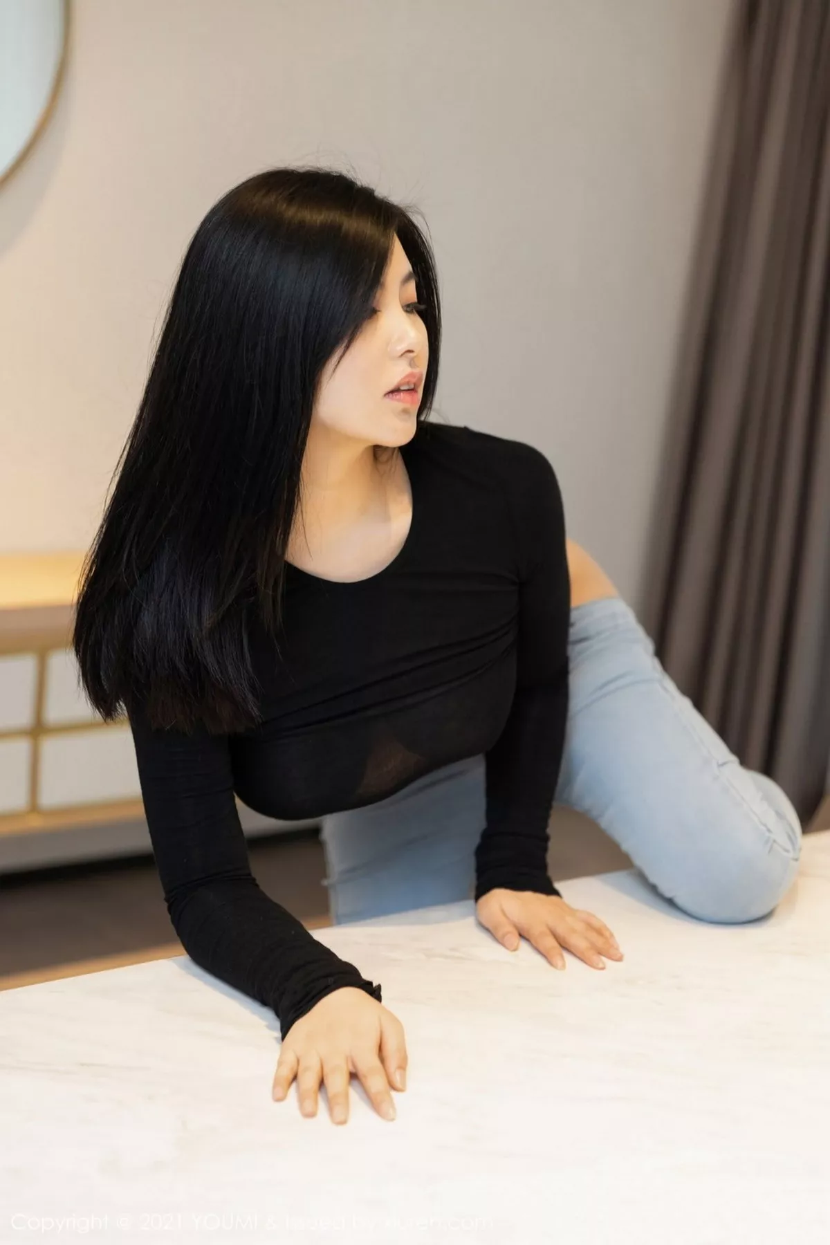 秀人集.com_[YouMi尤蜜荟]Vol.591_女神娜露Selena轻透黑色服饰配牛仔裤半脱露翘臀诱惑写真50P