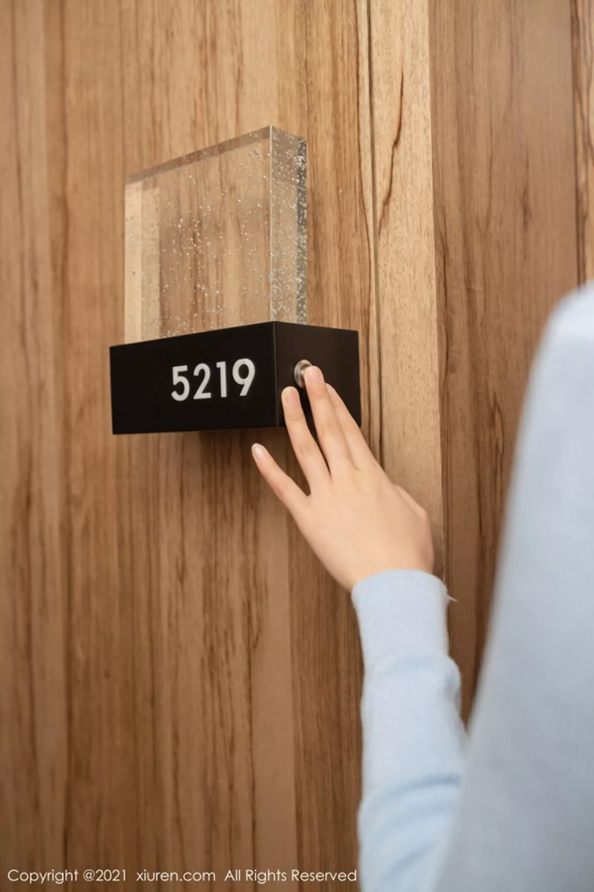 秀人集.com_[XiuRen秀人网]No.3146_嫩模陆萱萱秘书遭遇主题脱牛仔裤露无内肉丝裤袜撩人诱惑写真70P