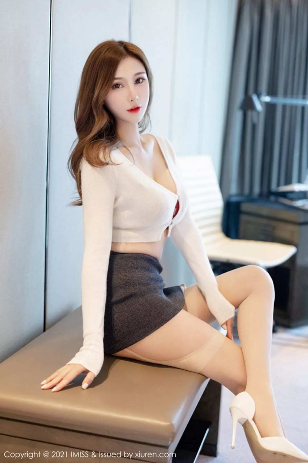 秀人集.com_[IMISS爱蜜社]Vol.555_气质女神Lavinia肉淡雅都市OL制服露性感红色内衣诱惑写真52P