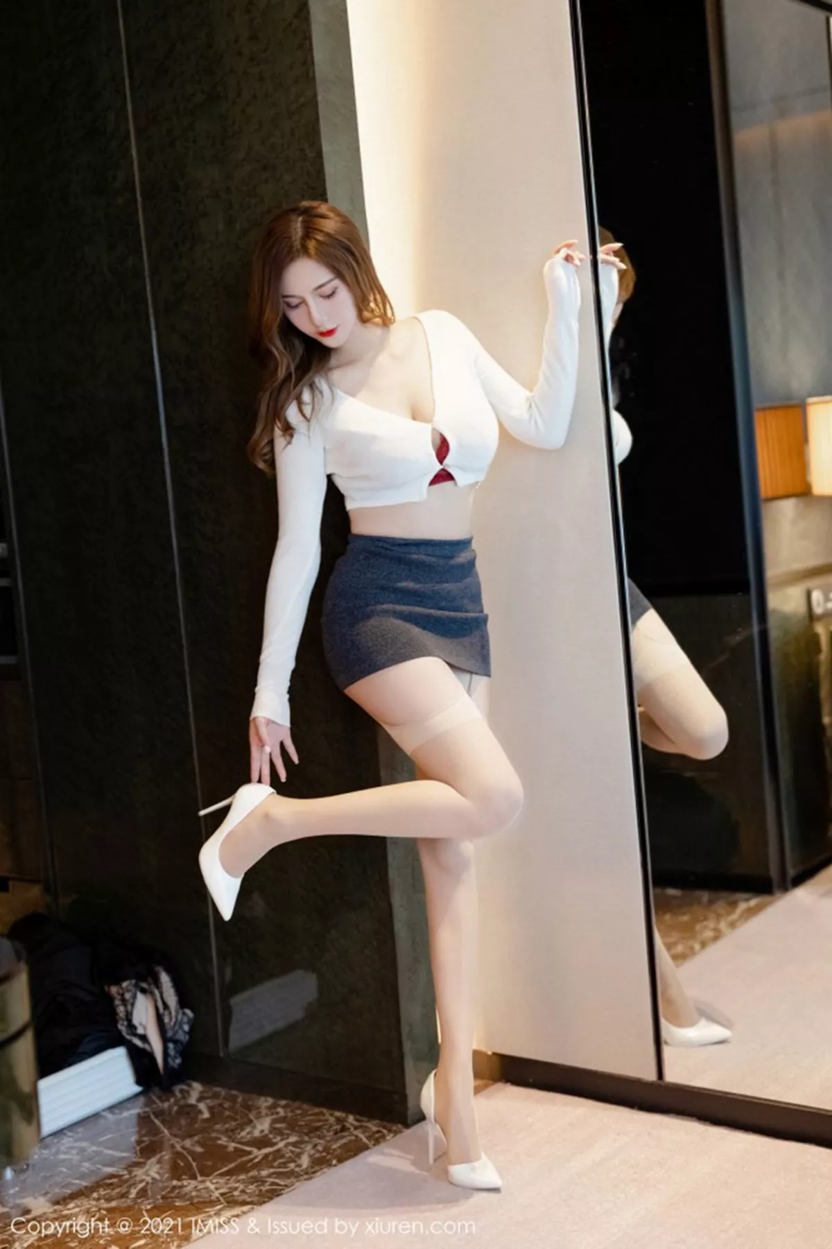 秀人集.com_[IMISS爱蜜社]Vol.555_气质女神Lavinia肉淡雅都市OL制服露性感红色内衣诱惑写真52P