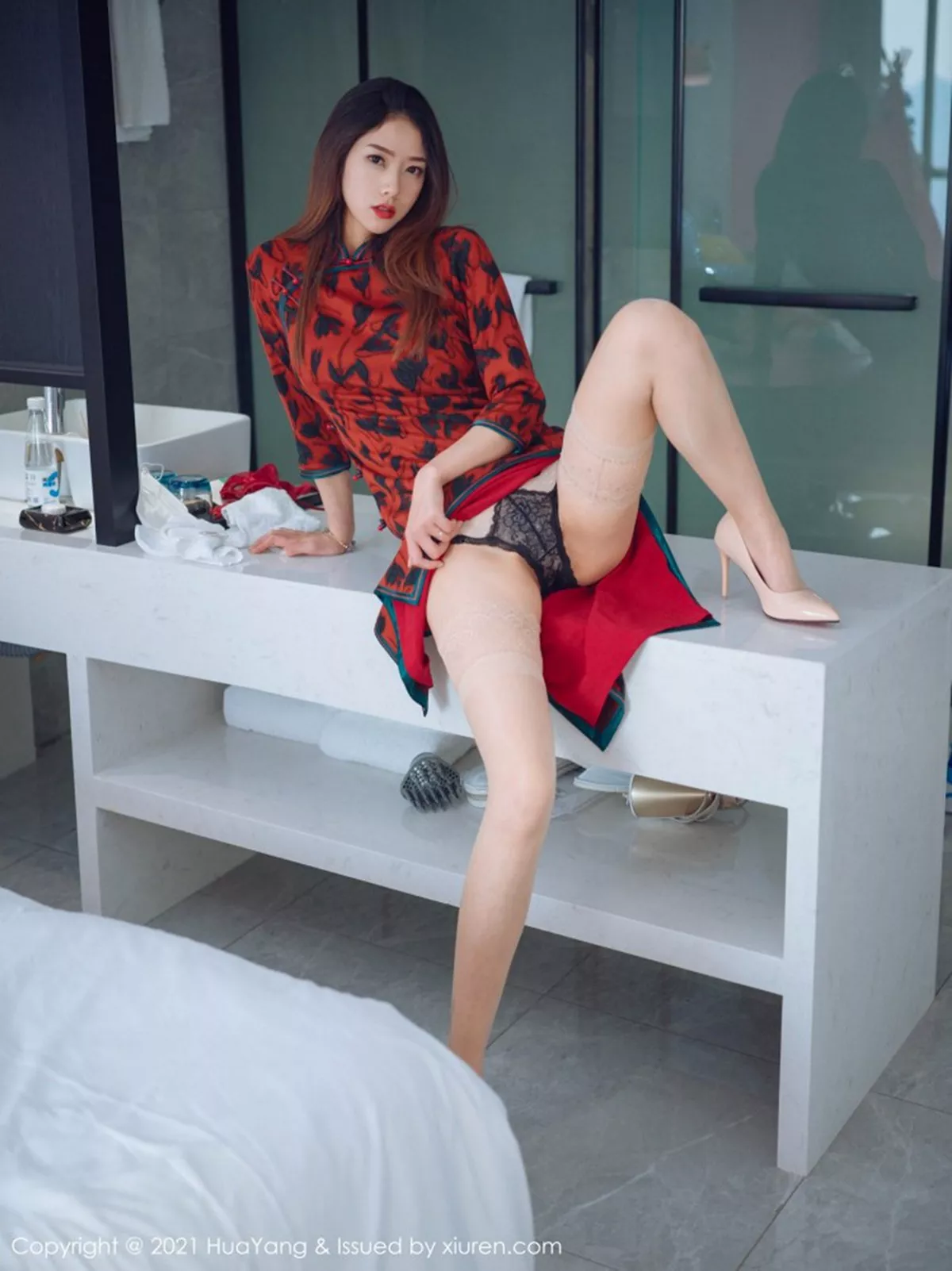 秀人集.com_[HuaYang花漾]Vol.369_嫩模方子萱色彩鲜丽服饰配蕾丝袜半脱秀完美曲线迷人诱惑写真50P