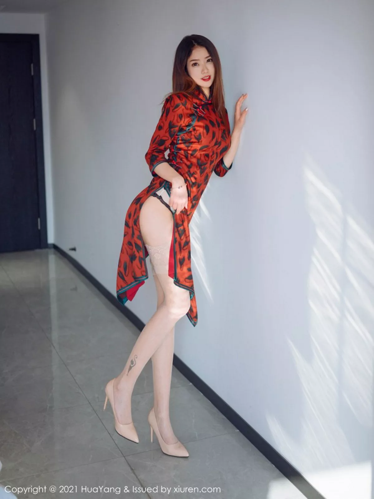 秀人集.com_[HuaYang花漾]Vol.369_嫩模方子萱色彩鲜丽服饰配蕾丝袜半脱秀完美曲线迷人诱惑写真50P